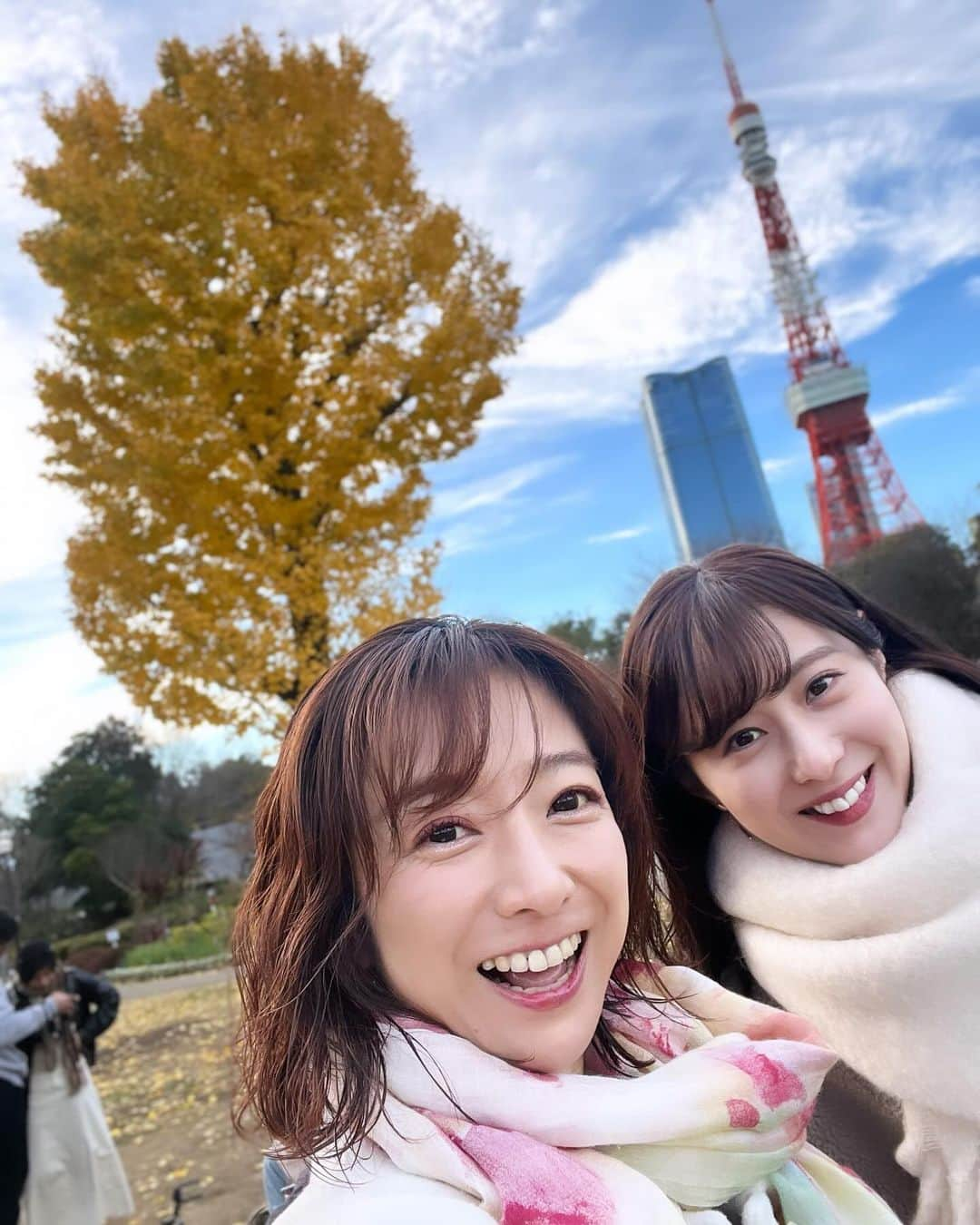 佐藤彩さんのインスタグラム写真 - (佐藤彩Instagram)「東京タワーって 見かけたらワクワクしちゃう🤭 完全なる道民です笑  . そんな東京タワーをバックに モデル経験もある大堀結衣ちゃんから アドバイスをもらいつつ撮ってもらった写真📷  . 私の短い足を必死に伸ばし！笑 危うく足が攣りそうになりましたが😂  綺麗に見える写真を撮ってもらいました🤭 やったー！！  #東京観光 #東京タワー #芝公園 #芝公園からの東京タワー #晩秋の風景  #12月なのに #イチョウ #紅葉綺麗 #北海道は真っ白 #いつもより #足長く見える #結衣ちゃんありがとう #また来年も会いましょう」12月18日 20時43分 - hbc_ayasato