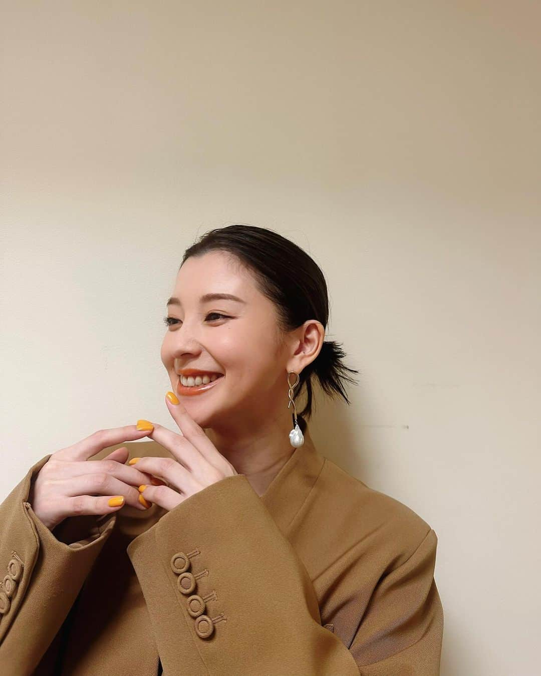 朝比奈彩のインスタグラム：「. . 沢山のコメントありがとうございました！ 無事に出産を終えたら、 改めてご報告させてください🍀 . . 本日は収録に行ってきました💓 沢山笑って、楽しい現場でした🫶 . .」