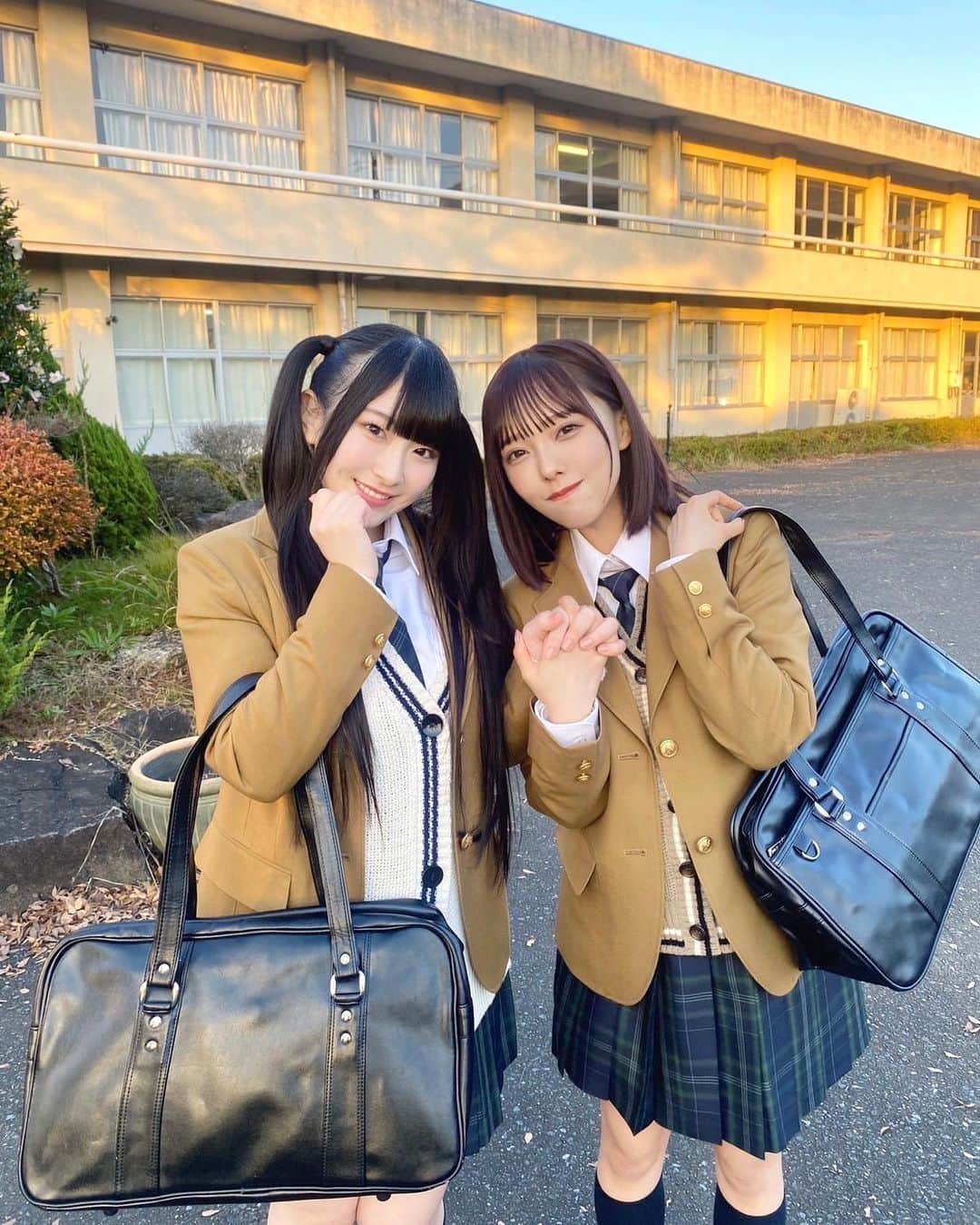 落合希来里さんのインスタグラム写真 - (落合希来里Instagram)「→♡←  ≠ME 8th single カップリング曲 〝 初恋カムバック 〟MV公開されました!! さやちゃんセンター曲です 🐰゛  切ない恋心が描かれた胸がぎゅっとなる1曲。  MVでは久しぶりにみんなで制服着た気がする！！ 実はこれに合わせて髪の毛暗くしてたんだ〜〜っ  メンバーと休み時間みたいに写真撮ってたので 沢山載せちゃうよ〜〜👧🏻👧🏻」12月18日 20時47分 - _ochiaikirari_