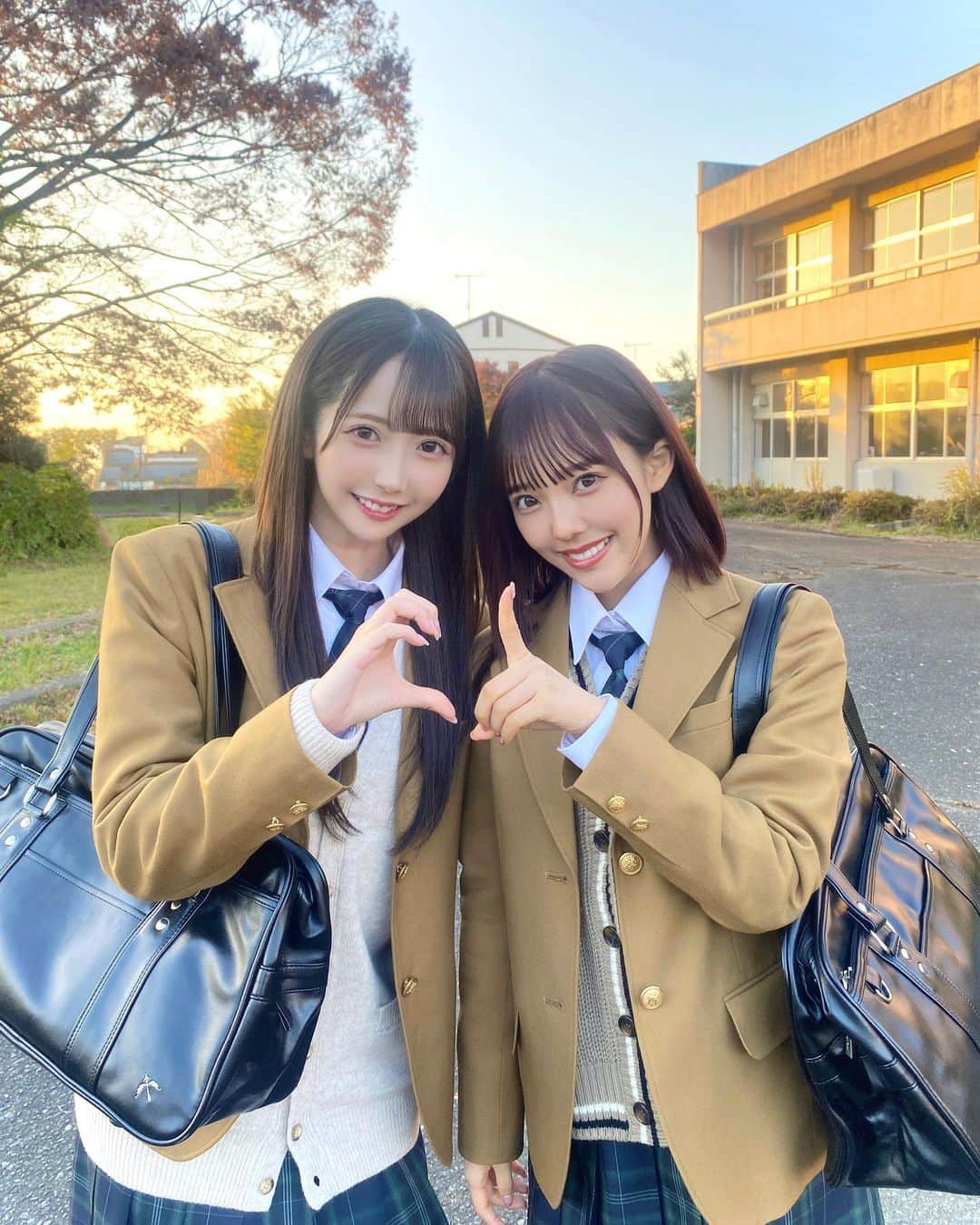落合希来里さんのインスタグラム写真 - (落合希来里Instagram)「→♡←  ≠ME 8th single カップリング曲 〝 初恋カムバック 〟MV公開されました!! さやちゃんセンター曲です 🐰゛  切ない恋心が描かれた胸がぎゅっとなる1曲。  MVでは久しぶりにみんなで制服着た気がする！！ 実はこれに合わせて髪の毛暗くしてたんだ〜〜っ  メンバーと休み時間みたいに写真撮ってたので 沢山載せちゃうよ〜〜👧🏻👧🏻」12月18日 20時47分 - _ochiaikirari_