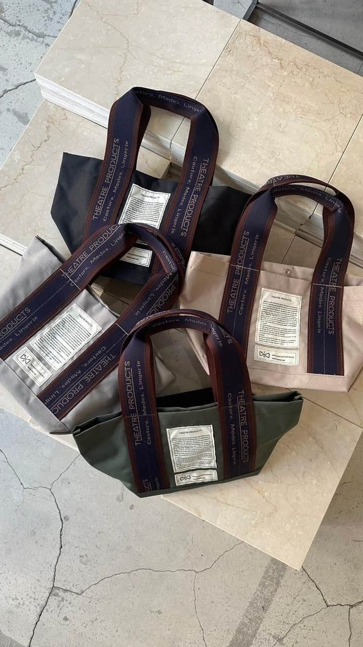 シアタープロダクツ表参道本店のインスタグラム：「Recommend item  コンパクトだけどたっぷり荷物の入る、サスティナブル素材を使用したトートバッグです。  リサイクルボトルジャガードテープスクエアバッグ ブラック/グレー/ベージュ/カーキ ¥7,920-  #theatreproducts #シアタープロダクツ @theatre_products_shop」