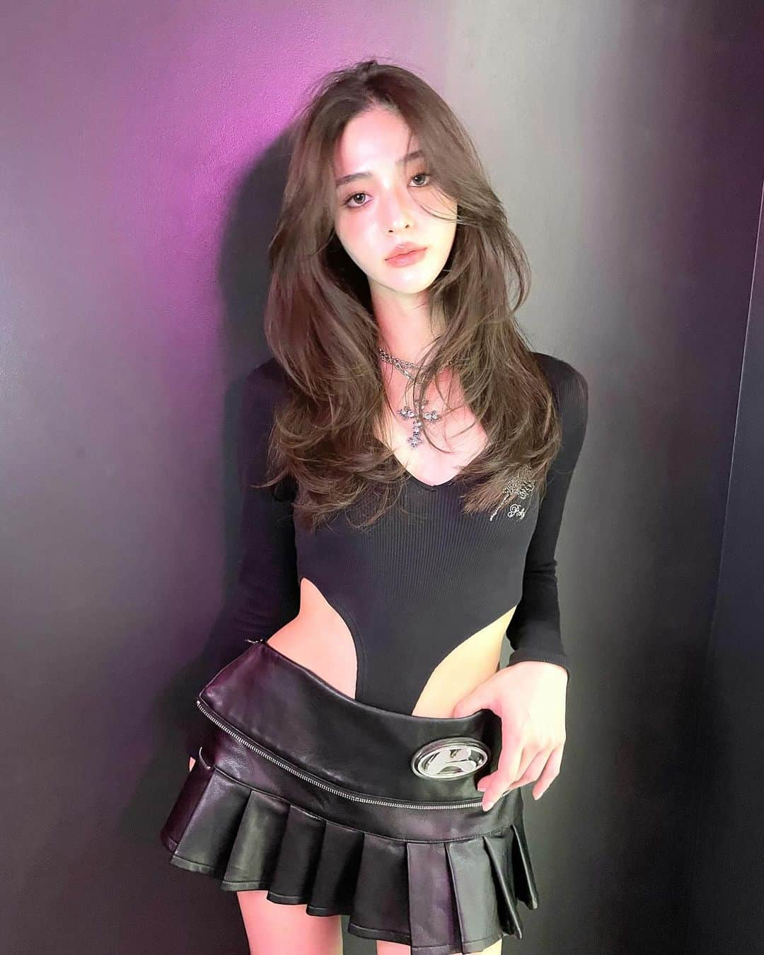 原涼香のインスタグラム：「🖤🆕韓国の子みたいな色気のあるヘアに🎀🖤 みちるちゃんのレイヤーカットにグレージュ🩶 大人気トレンドのスタイルですദ്ദി˶ｰ̀֊ｰ́ )✧‧₊˚ aespaにいそうでかわいー！！！🫶🏻🫶🏻🫶🏻 ㅤㅤㅤㅤㅤㅤㅤㅤㅤㅤㅤㅤㅤ  🎀韓国HAIR STYLE MENU🎀 ㅤㅤㅤㅤㅤㅤㅤㅤㅤㅤㅤㅤㅤ ☑︎カット　7,400yen ワンカールだけでも可愛くキマるこだわりレイヤーカット🩶 朝のスタイリングが本当に時短になります⏰ ㅤㅤㅤㅤㅤㅤㅤㅤㅤㅤㅤㅤㅤ ☑︎プレミアムケアカラー　　9,200yen〜 枝毛切れ毛を98.6%防ぐお薬で 盛れるツヤツヤダークトーン🩶 ㅤㅤㅤㅤㅤㅤㅤㅤㅤㅤㅤㅤㅤ ☑︎HITAトリートメント　　7,900yen〜 韓国人の子みたいな憧れのツヤ髪はHITAトリートメントでGETできます🩶✨ ㅤㅤㅤㅤㅤㅤㅤㅤㅤㅤㅤㅤㅤ  ㅤㅤㅤㅤㅤㅤㅤㅤㅤㅤㅤㅤㅤ🎀人気MENU🎀 ☑︎カット+プレミアムケアカラー　18,800yen〜 ㅤㅤㅤㅤㅤㅤㅤㅤㅤㅤㅤㅤㅤ ☑︎カット+プレミアムケアカラー+トリートメント　24,800yen〜 ㅤㅤㅤㅤㅤㅤㅤㅤㅤㅤㅤㅤㅤ  　ㅤㅤㅤㅤㅤㅤㅤㅤㅤㅤㅤㅤㅤ 盛れるトレンドヘアは是非お任せください🫶🏻💞 ㅤㅤㅤㅤㅤㅤㅤㅤㅤㅤㅤㅤㅤ ご予約はリンクから🔗 ㅤㅤㅤㅤㅤㅤㅤㅤㅤㅤㅤㅤㅤㅤㅤㅤㅤㅤㅤㅤㅤㅤㅤㅤㅤㅤ ㅤㅤㅤㅤㅤㅤㅤㅤㅤㅤㅤㅤㅤ  #SHIMA #レイヤー #レイヤーカット #ワンカール #グレージュ #ダークトーンカラー #暗めカラー #韓国ヘア #韓国スタイル」