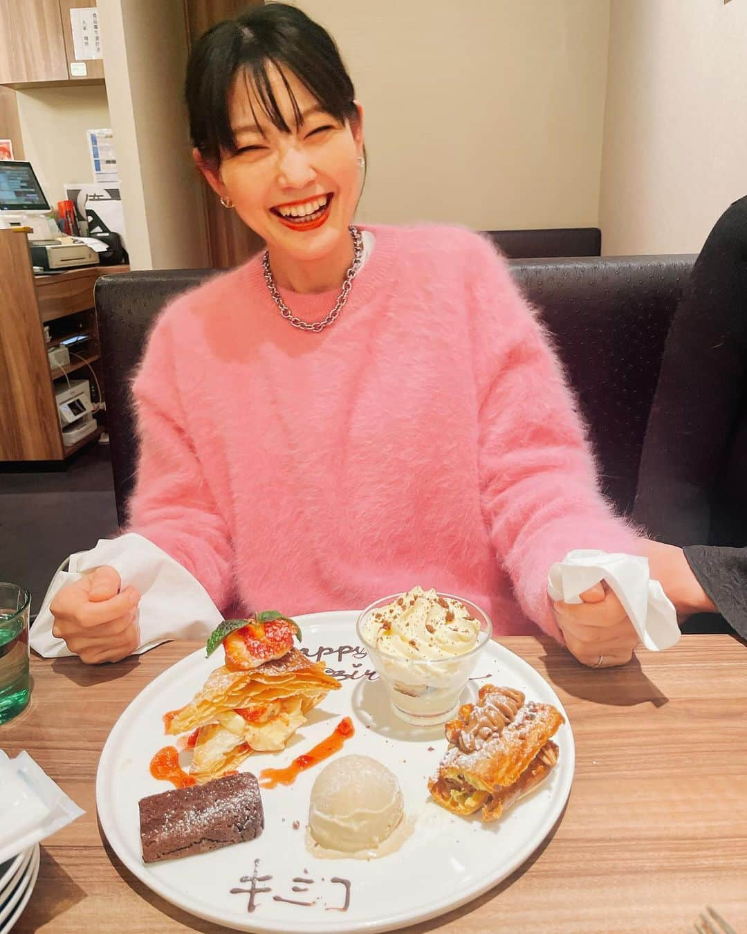 森貴美子さんのインスタグラム写真 - (森貴美子Instagram)「1ヶ月会わないだけで話がてんこ盛りになる仲良し4人組が、半年も会えなかったものだからもう火がついたようにみんな話す話す❤️‍🔥腹の底から笑ったよ。  誕生日も祝ってもらっちゃった🥳 次の日仕事だとわかっていながら1杯だけ泡を飲んじゃった🍸 楽しかった〜〜〜〜〜🫧 とめ、きゃお、なぽ、ありがとう💙❤️💛  #吉祥寺　#기치조지 #友達と #女子会  #진구들  #誕生日ありがとう」12月18日 21時01分 - morikimi_morikimi