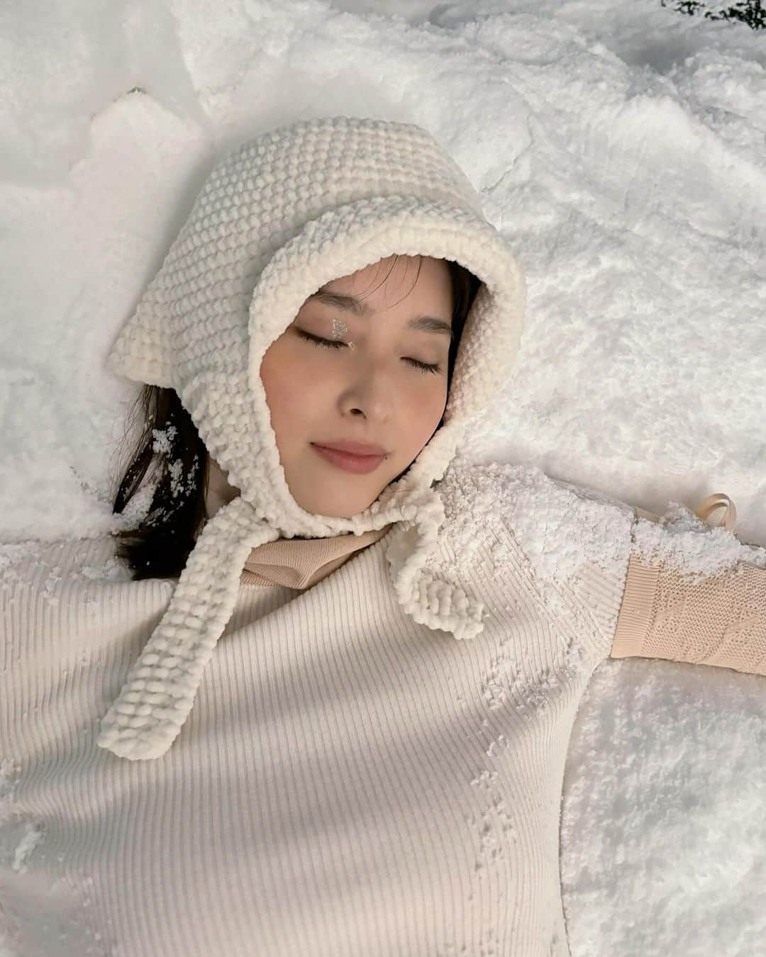 bis_web bis [ビス] さんのインスタグラム写真 - (bis_web bis [ビス] Instagram)「⋱ 可愛いと思ったら❄️でコメントしてね ⋰  発売中の《#𝗯𝗶𝘀𝟭月号》から オフショットをお届け🪽 今日は・・・  ⋰  #飯沼愛ちゃん🤍  ⋱   《𝑆𝑁𝑂𝑊 𝐺𝐿𝑂𝑊 ／ 飯沼愛が佇む、ファンタジックな銀世界》 の企画でホワイトコーデを素敵に着こなして登場してるよ🦢🪽🫧 本誌でチェックしてみてね☃️」12月18日 20時57分 - bis_web