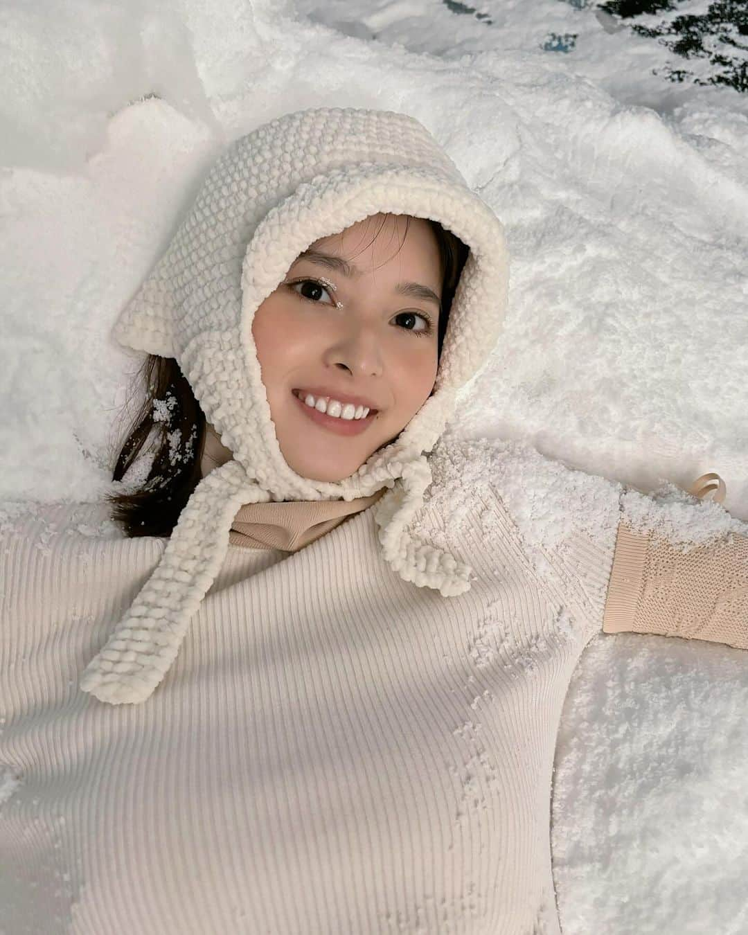 bis_web bis [ビス] さんのインスタグラム写真 - (bis_web bis [ビス] Instagram)「⋱ 可愛いと思ったら❄️でコメントしてね ⋰  発売中の《#𝗯𝗶𝘀𝟭月号》から オフショットをお届け🪽 今日は・・・  ⋰  #飯沼愛ちゃん🤍  ⋱   《𝑆𝑁𝑂𝑊 𝐺𝐿𝑂𝑊 ／ 飯沼愛が佇む、ファンタジックな銀世界》 の企画でホワイトコーデを素敵に着こなして登場してるよ🦢🪽🫧 本誌でチェックしてみてね☃️」12月18日 20時57分 - bis_web