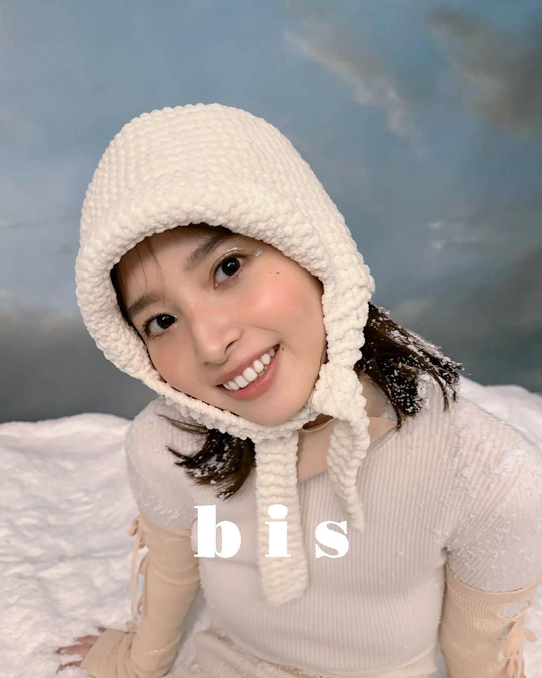 bis_web bis [ビス] のインスタグラム：「⋱ 可愛いと思ったら❄️でコメントしてね ⋰  発売中の《#𝗯𝗶𝘀𝟭月号》から オフショットをお届け🪽 今日は・・・  ⋰  #飯沼愛ちゃん🤍  ⋱   《𝑆𝑁𝑂𝑊 𝐺𝐿𝑂𝑊 ／ 飯沼愛が佇む、ファンタジックな銀世界》 の企画でホワイトコーデを素敵に着こなして登場してるよ🦢🪽🫧 本誌でチェックしてみてね☃️」