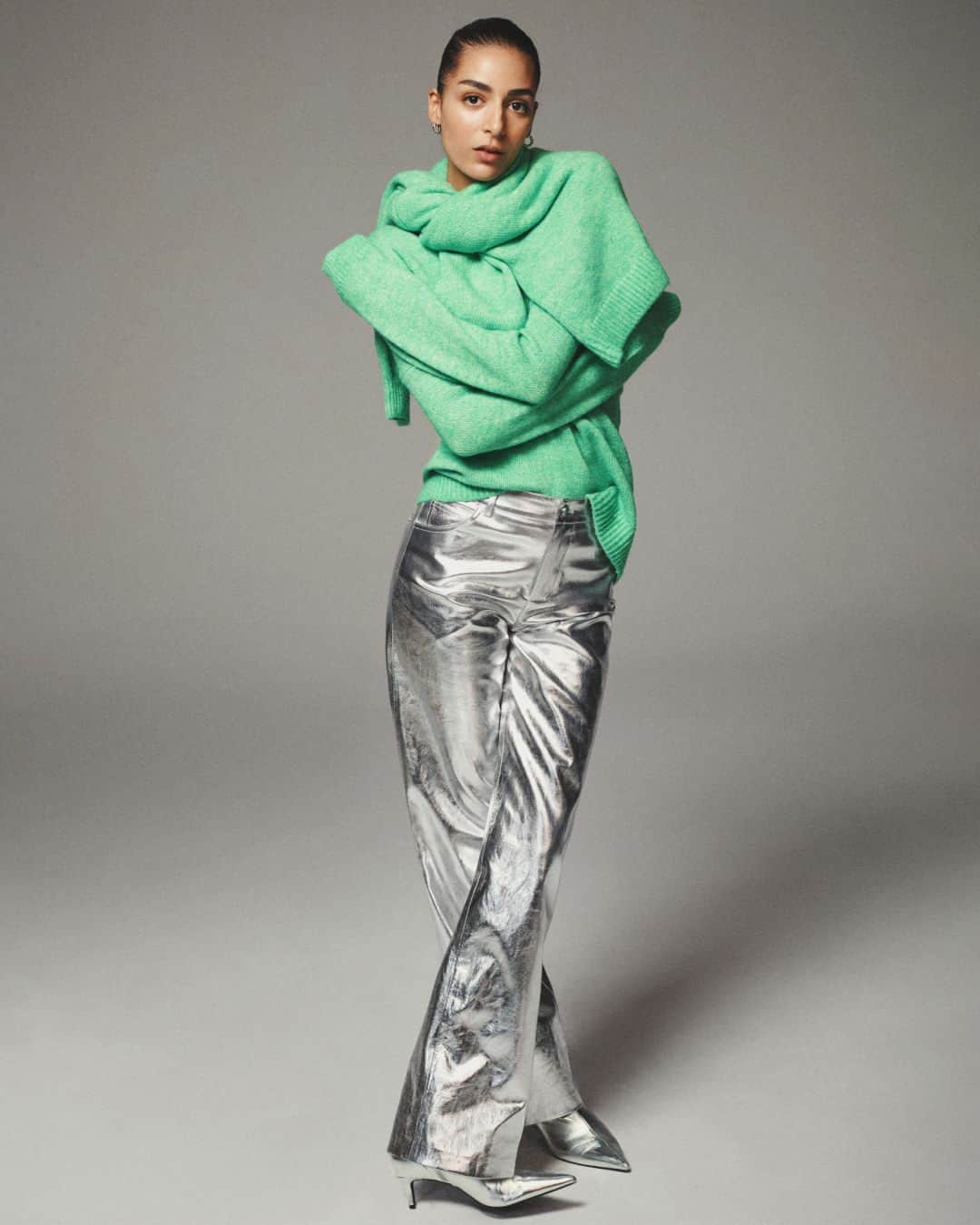 MANGOのインスタグラム：「Presenting the most appealing combo of the season: brightly-coloured knitwear with a bold touch of silver 🩶 ⁣ Discover the rest of the collection, available now at mango.com ⁣ Sweater: 67000466 ⁣ Trousers: 67091505 ⁣ Boots: 67090431 ⁣ #MangoWoman」
