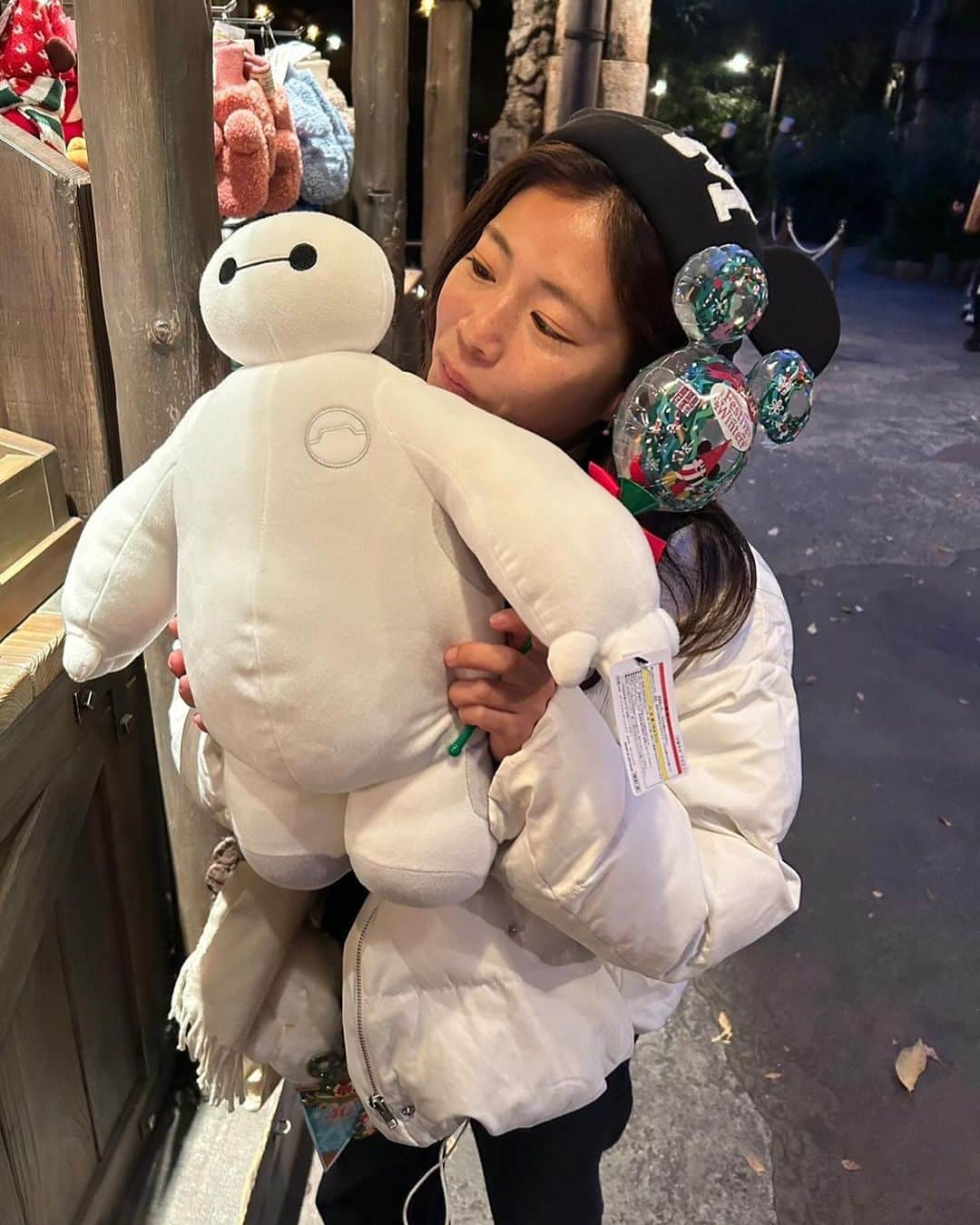 伊藤美紀さんのインスタグラム写真 - (伊藤美紀Instagram)「🌎Tokyo Disney Sea🐭‎🤍  にっしーと念願の夢の国🪸🫧 ビリーヴ！〜シー・オブ・ドリームス〜のショーは感動すぎて何回でも見に行けちゃう🥺 幸せ空間でした🧚  #クリスマスディズニー #ディズニーシー #ビリーヴシーオブドリームス #時差投稿 #🐭❤️🖤 #久しぶりの #凸凹コンビ  #みきにし」12月18日 21時04分 - miiiiiki.ito6