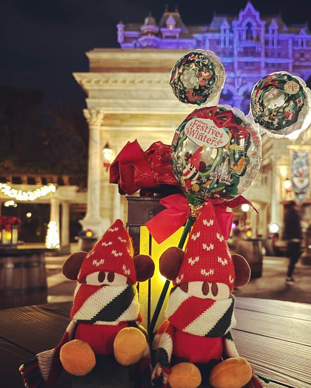 伊藤美紀さんのインスタグラム写真 - (伊藤美紀Instagram)「🌎Tokyo Disney Sea🐭‎🤍  にっしーと念願の夢の国🪸🫧 ビリーヴ！〜シー・オブ・ドリームス〜のショーは感動すぎて何回でも見に行けちゃう🥺 幸せ空間でした🧚  #クリスマスディズニー #ディズニーシー #ビリーヴシーオブドリームス #時差投稿 #🐭❤️🖤 #久しぶりの #凸凹コンビ  #みきにし」12月18日 21時04分 - miiiiiki.ito6