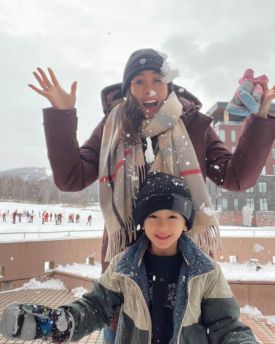 大桑マイミのインスタグラム：「雪国kiroro 今回は☝️✨⛄️ １２月にOPEN☆したばかりの クラブメッドキロロ　グランド❄️へ　 family holiday trip😊❤️〜 @clubmedkiroro  @clubmed といえば、オールインクルーシブを世界で初めて考案したリゾートで(世界に70ヵ所🌍にあります。全ケ所いってみたいw)旅行代金に宿泊費、滞在中のお食事やアルコールを含むお飲み物アクティビティ、キッズプログラムや託児サービス、👶エンターテインメントなどが含まれるオールインクルーシブ❗️なにをとってもどこまでも家族みんながストレスフリーで夢のような時間を過ごせます。  クラブメッドキロロはお目当てのスキー三昧🎿で、 スキー&スノー ボードスクールも追加代金無しで参加できゴンドラ&リフトのフリーパス付き。 最高のパワダースノーを心ゆくまで楽しめちゃう。今回は子供達のレベルUPを期待。 その他に、天然温泉やプールなどのウェルネス施設も充実していて、義母は温泉♨️三昧。　私はサウナ🧖🏻‍♀️で心ゆくまで整い。子供は水風呂を楽しみ まさに夢の国。 リゾートで働くスタッフをG.Oと呼ぶのですが、夜は彼らによる素晴らしいパフォーマンスのショーを楽しめたり一緒にDANCE TIME。　毎日ドレスコードがあるのでお洋服選びもワクワク〜雪国ってとにかくあたたかい服装でカジュアルになりがちなんだけど、ドレスやワンピース、ヒールの靴も持参して👠パーティーシーンも楽しめちゃうのも最高。 この日は花火🎆もあがり　雪景色に花火、とてもロマンティックで感激でした。 #clubmed  #クラブメッドキロログランド #xmasholidays #家族3世代trip」