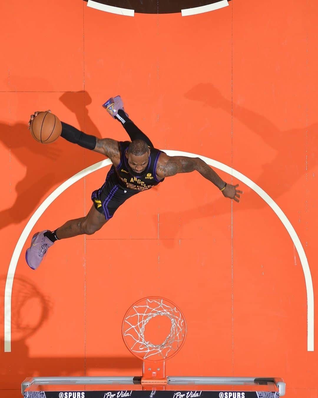 FIBAさんのインスタグラム写真 - (FIBAInstagram)「Does LeBron need his own "air" logo now? 🔥  📸 @michael_anthonyphoto」12月18日 21時11分 - fiba