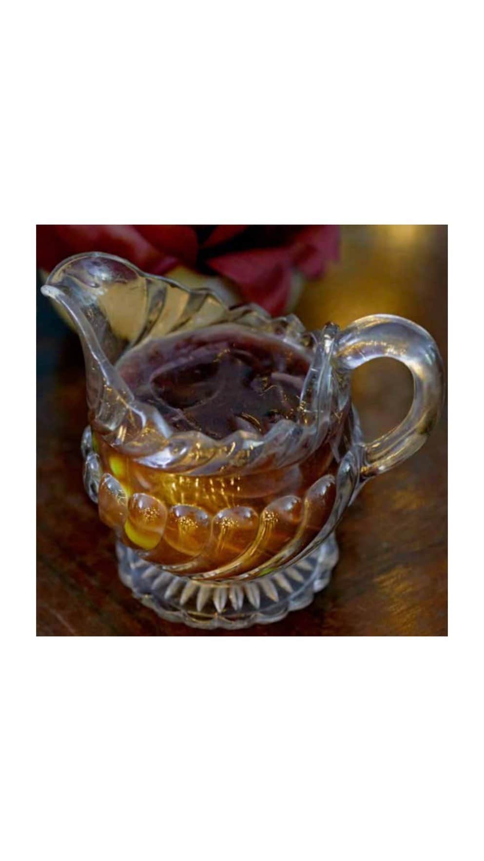 メアリー・マッカートニーのインスタグラム：「Prepare ahead, this Red Wine Gravy makes all the difference to a roast dinner. I make extra to freeze, ready to use as you fancy it.  So versatile, this time of year I like to pour it over slices of veggie celebration roast, crispy roast potatoes and steamed greens.    RED WINE GRAVY SERVES 4   INGREDIENTS 2 tablespoons Olive Oil 2 medium Red Onions (12 oz), peeled, halved then thinly sliced 1 teaspoon Dried Thyme 1 cup of Red Wine, e.g pinot noir or what you have to drink at home 1 tablespoon Worcestershire Sauce (vegan) 4 cups Vegetable Stock, 2 tablespoons Corn Starch mixed with 2 tablespoons water   METHOD   In a medium/large saucepan sauté the onion for about 5 minutes until softened. Stir in the dried thyme, red wine and Worcestershire sauce. Simmer for another couple of minutes.   Now stir in the vegetable stock and the corn starch mixture.   Bring to a gentle simmer, stirring for 10-12 minutes, until the gravy has thickened and coats the stirring spoon well. Add a little more water or stock if the gravy gets too thick.  #marymccartneyservesitup   #vegeterianchristmas #veggiechristmas #veggiegravy」