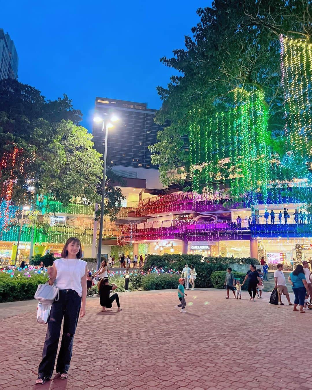 石井あみさんのインスタグラム写真 - (石井あみInstagram)「✨🎪 イルミネーションがきれいな AyalaCenter Cebu🌳  夕暮れ時から点灯しはじめ、 数分に1回音楽がなり、フィーバータイム🕺  この時期の渋滞は特に酷くて、 Grabもなかなかつかまらないですが、 お買い物の帰り、 お時間に余裕があれば是非。  子どもたちは楽しそうに走り回ったり、 踊ったり。  あまり駆け回る場所が少ないセブ。 やっぱり子どもって、走るの好きなんですね。  放し飼いのワンコには注意。 腕をガリッと引っかかれました。 ワクチンは打っているそうですが 念の為軟膏をもらいました。 子どもたちじゃなくてよかった。  ペットブームのフィリピン、 ペットもめちゃくちゃ増えたので、 (相変わらず野良犬もいますよ) 狂犬病ワクチン、破傷風ワクチン、 考え直したいと思います。  #セブ島#cebu#セブ島移住#セブ島留学」12月18日 21時17分 - ami_cebuyolo