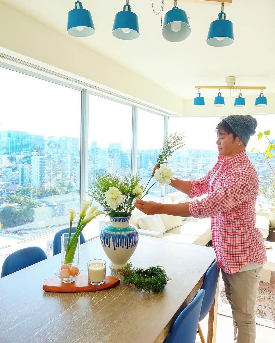 Atsushiのインスタグラム：「. . 新しい1週間の始まりに💐 今週のお花はダリアとソリダスター、そしてカラー。 可愛らしいクリスマスリースも買いました🎄  At the start of a new week 💐 This week's flowers are dahlias, solidasters, and colors. I also bought a cute Christmas wreath 🎄  #花のある暮らし #ダリア #ソリダスター  #livingroomflowers  #casaatsushi」