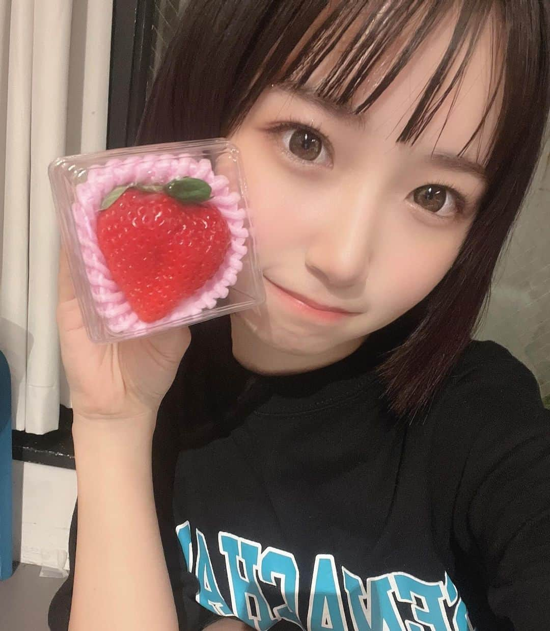 音井結衣さんのインスタグラム写真 - (音井結衣Instagram)「🍓とっても美味しかったです、ごちそうさまでした🍓 差し入れでいただいたbigいちご!ありがとうございました♡ ♡o｡+..:*♡o｡+..:*♡o｡+..:*♡o｡+..:*♡o｡+..:* #asobisystem #🍓 #いちご #アイドル  #idol  #アイドル前髪 #cosplay #ボブ #ショートボブ #cosplaygirl  #japanesegirl  #animegirl  #instagood  #likestagram  #uwu  #量産型ヲタク  #ヲタク  #アイドルヲタク #kawaiigirl  #kawaiifashion  #随手拍 #instadaily  #ootd #tiktok #每日穿搭 #tiktokers #tiktokjapan  #jk  #自撮り  #selfie」12月18日 21時19分 - otoi_yui_19