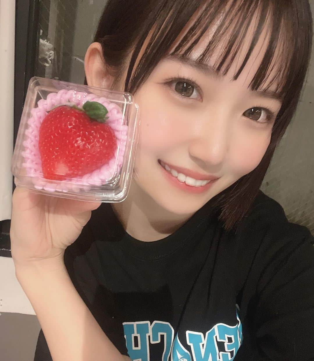 音井結衣さんのインスタグラム写真 - (音井結衣Instagram)「🍓とっても美味しかったです、ごちそうさまでした🍓 差し入れでいただいたbigいちご!ありがとうございました♡ ♡o｡+..:*♡o｡+..:*♡o｡+..:*♡o｡+..:*♡o｡+..:* #asobisystem #🍓 #いちご #アイドル  #idol  #アイドル前髪 #cosplay #ボブ #ショートボブ #cosplaygirl  #japanesegirl  #animegirl  #instagood  #likestagram  #uwu  #量産型ヲタク  #ヲタク  #アイドルヲタク #kawaiigirl  #kawaiifashion  #随手拍 #instadaily  #ootd #tiktok #每日穿搭 #tiktokers #tiktokjapan  #jk  #自撮り  #selfie」12月18日 21時19分 - otoi_yui_19