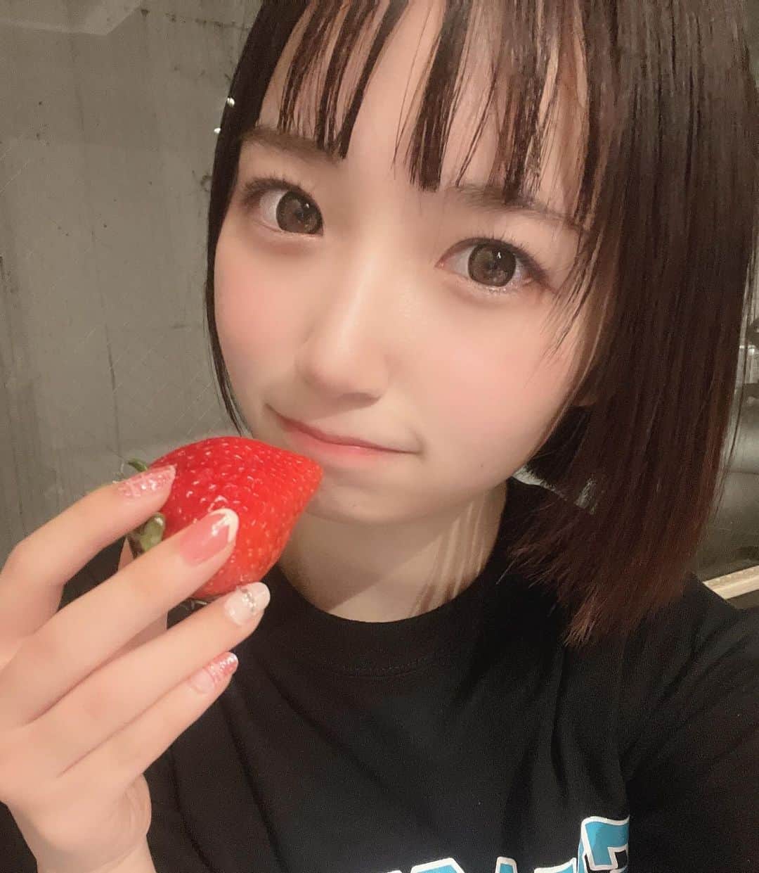 音井結衣さんのインスタグラム写真 - (音井結衣Instagram)「🍓とっても美味しかったです、ごちそうさまでした🍓 差し入れでいただいたbigいちご!ありがとうございました♡ ♡o｡+..:*♡o｡+..:*♡o｡+..:*♡o｡+..:*♡o｡+..:* #asobisystem #🍓 #いちご #アイドル  #idol  #アイドル前髪 #cosplay #ボブ #ショートボブ #cosplaygirl  #japanesegirl  #animegirl  #instagood  #likestagram  #uwu  #量産型ヲタク  #ヲタク  #アイドルヲタク #kawaiigirl  #kawaiifashion  #随手拍 #instadaily  #ootd #tiktok #每日穿搭 #tiktokers #tiktokjapan  #jk  #自撮り  #selfie」12月18日 21時19分 - otoi_yui_19