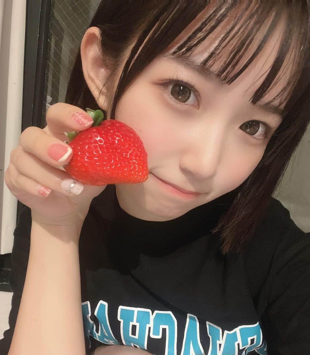 音井結衣さんのインスタグラム写真 - (音井結衣Instagram)「🍓とっても美味しかったです、ごちそうさまでした🍓 差し入れでいただいたbigいちご!ありがとうございました♡ ♡o｡+..:*♡o｡+..:*♡o｡+..:*♡o｡+..:*♡o｡+..:* #asobisystem #🍓 #いちご #アイドル  #idol  #アイドル前髪 #cosplay #ボブ #ショートボブ #cosplaygirl  #japanesegirl  #animegirl  #instagood  #likestagram  #uwu  #量産型ヲタク  #ヲタク  #アイドルヲタク #kawaiigirl  #kawaiifashion  #随手拍 #instadaily  #ootd #tiktok #每日穿搭 #tiktokers #tiktokjapan  #jk  #自撮り  #selfie」12月18日 21時19分 - otoi_yui_19