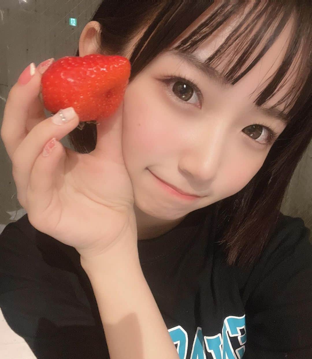 音井結衣さんのインスタグラム写真 - (音井結衣Instagram)「🍓とっても美味しかったです、ごちそうさまでした🍓 差し入れでいただいたbigいちご!ありがとうございました♡ ♡o｡+..:*♡o｡+..:*♡o｡+..:*♡o｡+..:*♡o｡+..:* #asobisystem #🍓 #いちご #アイドル  #idol  #アイドル前髪 #cosplay #ボブ #ショートボブ #cosplaygirl  #japanesegirl  #animegirl  #instagood  #likestagram  #uwu  #量産型ヲタク  #ヲタク  #アイドルヲタク #kawaiigirl  #kawaiifashion  #随手拍 #instadaily  #ootd #tiktok #每日穿搭 #tiktokers #tiktokjapan  #jk  #自撮り  #selfie」12月18日 21時19分 - otoi_yui_19