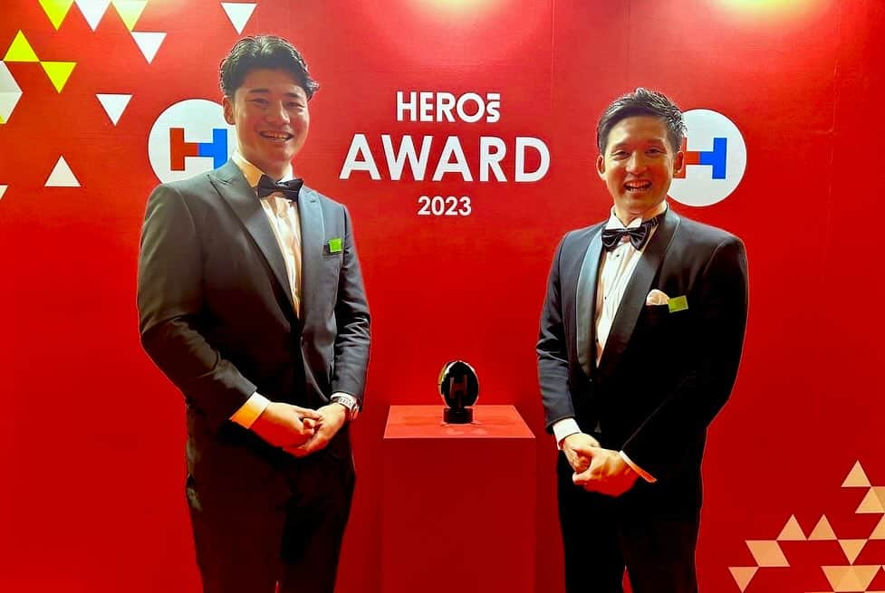 杉谷拳士さんのインスタグラム写真 - (杉谷拳士Instagram)「. 【HEROs AWARD】  HEROs AWARDにご招待頂きました☺️  HEROsとはアスリートの社会貢献活動推進の団体で、本日はアスリートの皆様や企業様が取り組んでいる社会貢献活動を表彰する式典でした☺️  様々な社会貢献活動について話を伺い、僕も未来に繋がる活動をしたいと強く刺激を受けました🔥 来年はさらに前進致します‼️‼️  このような式典にご招待頂きありがとうございました😊  2枚目の野球界のみなさんとの写真素敵すぎる💓 通話中で外にいた私、、タイミングが残念すぎる。。  幸太郎はまだまだ頑張るんよ😤💪 応援してる📣  #HEROs  #社会貢献活動 #アスリート #清宮幸太郎 #野球界のみなさんと写真 #電話してて写真間に合わなかった  人生初タキシード緊張しました☺️💦」12月18日 21時38分 - kenshi.02