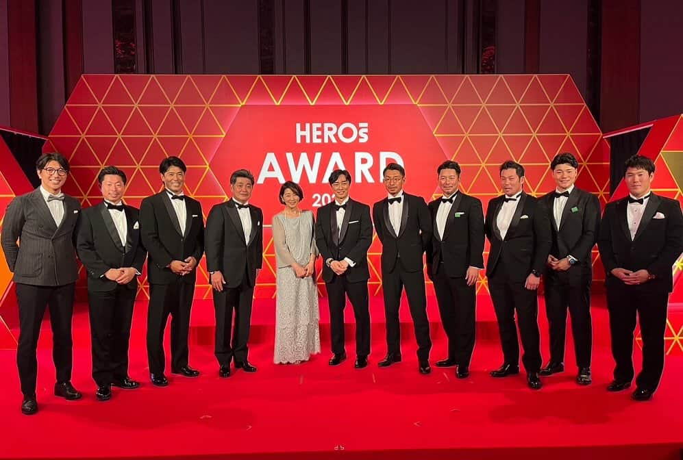 杉谷拳士さんのインスタグラム写真 - (杉谷拳士Instagram)「. 【HEROs AWARD】  HEROs AWARDにご招待頂きました☺️  HEROsとはアスリートの社会貢献活動推進の団体で、本日はアスリートの皆様や企業様が取り組んでいる社会貢献活動を表彰する式典でした☺️  様々な社会貢献活動について話を伺い、僕も未来に繋がる活動をしたいと強く刺激を受けました🔥 来年はさらに前進致します‼️‼️  このような式典にご招待頂きありがとうございました😊  2枚目の野球界のみなさんとの写真素敵すぎる💓 通話中で外にいた私、、タイミングが残念すぎる。。  幸太郎はまだまだ頑張るんよ😤💪 応援してる📣  #HEROs  #社会貢献活動 #アスリート #清宮幸太郎 #野球界のみなさんと写真 #電話してて写真間に合わなかった  人生初タキシード緊張しました☺️💦」12月18日 21時38分 - kenshi.02