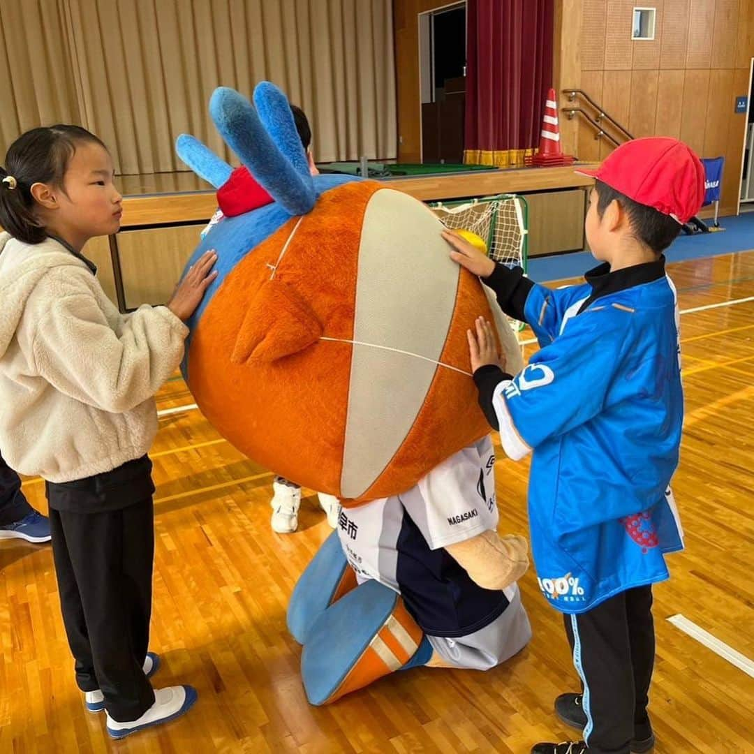 ヴィヴィくんさんのインスタグラム写真 - (ヴィヴィくんInstagram)「長崎県立盲学校へのおでかけっ🐥🎶 ぼくのぶんしんやぼくのおかおをさわってもらいながらじこしょうかい💡 おともだちのなかのぼくはどんなぼくかなぁ？☺️  このひはおとのでるボールをつかってサッカーにちょうせんしました⚽✊ ころがるボールやゴールネットについているすずのおとをよくきいてパスやシュートのれんしゅう👂️✨ みんな、ボールさばきがじょうずでかっこよかったぁ＼(^o^)／  あんまマッサージはおからだがぽかぽかっになってとってもきもちよかったですっ🐥💓  #vvaren #vファーレン #vファーレン長崎 #長崎 #ヴィヴィくん #時津町」12月18日 21時39分 - vivikun_vvn