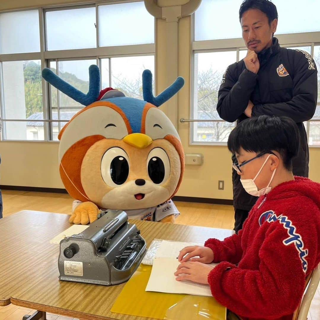 ヴィヴィくんさんのインスタグラム写真 - (ヴィヴィくんInstagram)「長崎県立盲学校へのおでかけっ🐥🎶 ぼくのぶんしんやぼくのおかおをさわってもらいながらじこしょうかい💡 おともだちのなかのぼくはどんなぼくかなぁ？☺️  このひはおとのでるボールをつかってサッカーにちょうせんしました⚽✊ ころがるボールやゴールネットについているすずのおとをよくきいてパスやシュートのれんしゅう👂️✨ みんな、ボールさばきがじょうずでかっこよかったぁ＼(^o^)／  あんまマッサージはおからだがぽかぽかっになってとってもきもちよかったですっ🐥💓  #vvaren #vファーレン #vファーレン長崎 #長崎 #ヴィヴィくん #時津町」12月18日 21時39分 - vivikun_vvn