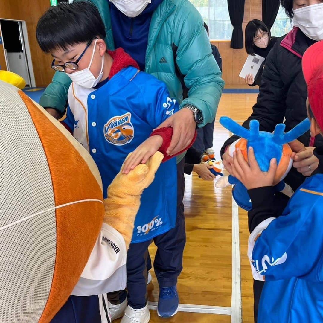 ヴィヴィくんさんのインスタグラム写真 - (ヴィヴィくんInstagram)「長崎県立盲学校へのおでかけっ🐥🎶 ぼくのぶんしんやぼくのおかおをさわってもらいながらじこしょうかい💡 おともだちのなかのぼくはどんなぼくかなぁ？☺️  このひはおとのでるボールをつかってサッカーにちょうせんしました⚽✊ ころがるボールやゴールネットについているすずのおとをよくきいてパスやシュートのれんしゅう👂️✨ みんな、ボールさばきがじょうずでかっこよかったぁ＼(^o^)／  あんまマッサージはおからだがぽかぽかっになってとってもきもちよかったですっ🐥💓  #vvaren #vファーレン #vファーレン長崎 #長崎 #ヴィヴィくん #時津町」12月18日 21時39分 - vivikun_vvn