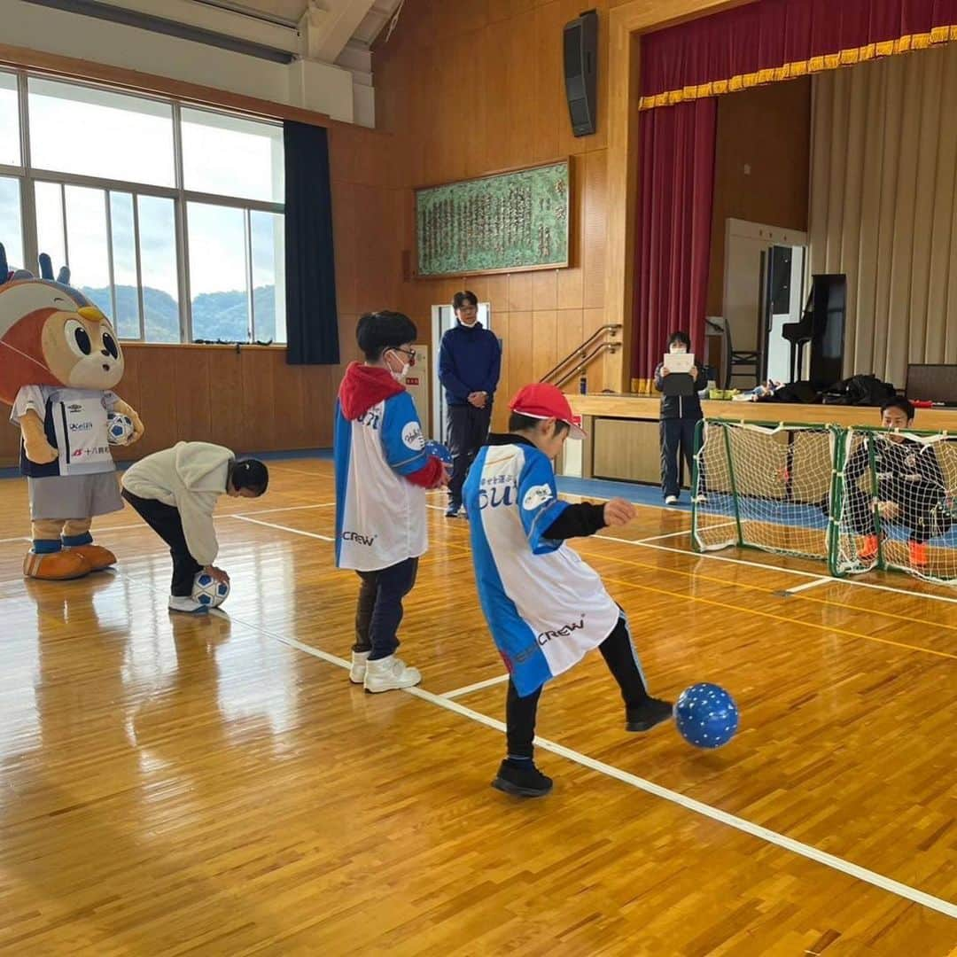 ヴィヴィくんさんのインスタグラム写真 - (ヴィヴィくんInstagram)「長崎県立盲学校へのおでかけっ🐥🎶 ぼくのぶんしんやぼくのおかおをさわってもらいながらじこしょうかい💡 おともだちのなかのぼくはどんなぼくかなぁ？☺️  このひはおとのでるボールをつかってサッカーにちょうせんしました⚽✊ ころがるボールやゴールネットについているすずのおとをよくきいてパスやシュートのれんしゅう👂️✨ みんな、ボールさばきがじょうずでかっこよかったぁ＼(^o^)／  あんまマッサージはおからだがぽかぽかっになってとってもきもちよかったですっ🐥💓  #vvaren #vファーレン #vファーレン長崎 #長崎 #ヴィヴィくん #時津町」12月18日 21時39分 - vivikun_vvn