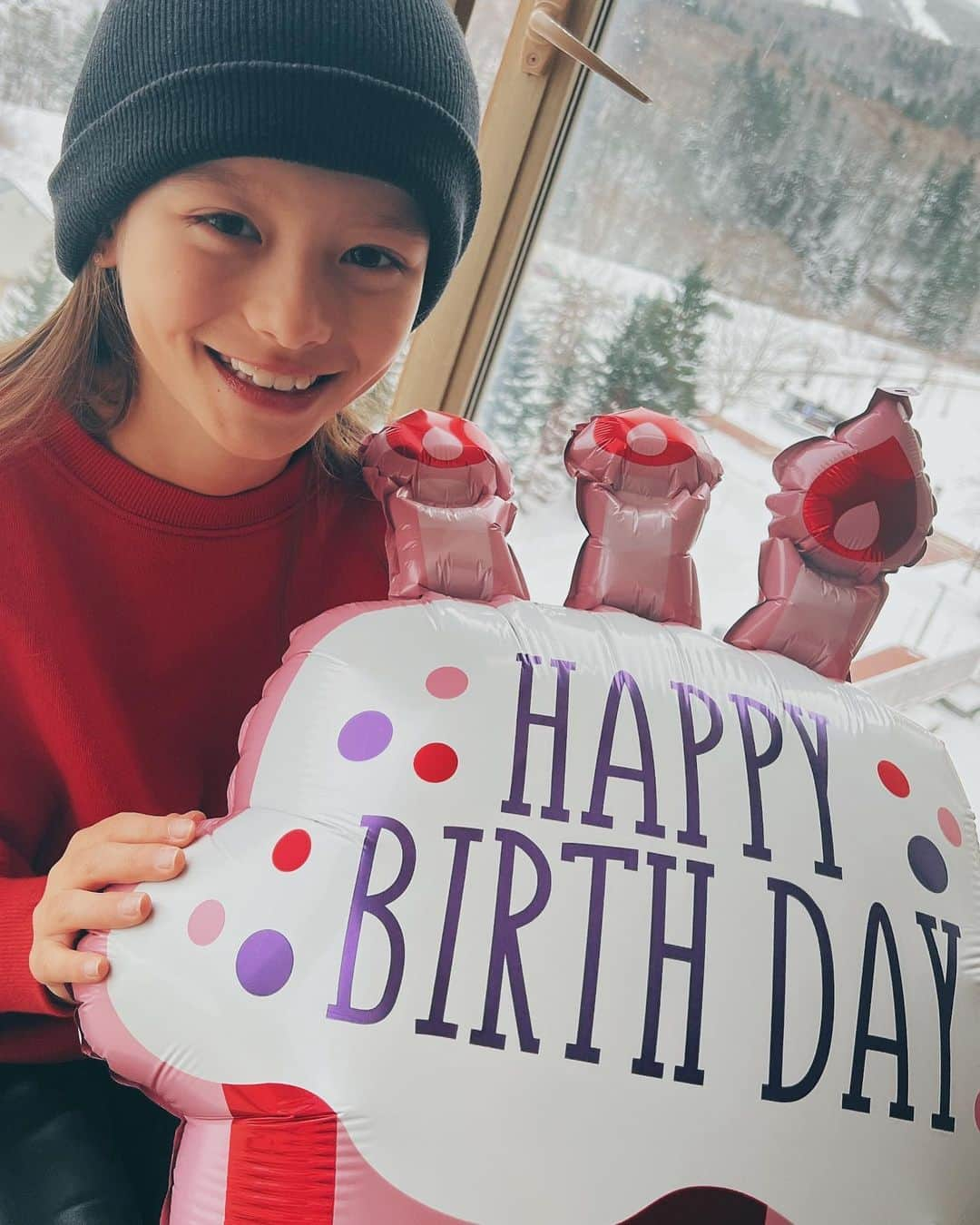 大桑マイミさんのインスタグラム写真 - (大桑マイミInstagram)「一ヶ月前から誕生日を楽しみにカウントとって、 ようやく　🎉娘が9歳の誕生日を迎えました。 健康に心❤️豊かにスクスクと大きくなってくれて 感無量。　おめでとう🎉EDEN いつもガミガミ💥いってごめんね。そうならないと思ってたけど………全ては愛からです。 mamaになって９年。　一緒に成長させてもらってる。 自分のことより貴方の喜びや笑顔がうれしい。 自分のことより貴方の悲しみは痛くて苦しい。 100%貴方優先。　幸せをありがとう。  @clubmedkiroro  で　G.Oの方達にもお祝い🥂をしていただきました。感激のサプライズによりフリーズ😳してました。☝️✨ありがとうございます。」12月18日 21時48分 - maimiokuwa