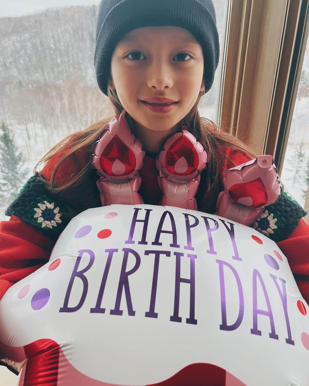 大桑マイミのインスタグラム：「一ヶ月前から誕生日を楽しみにカウントとって、 ようやく　🎉娘が9歳の誕生日を迎えました。 健康に心❤️豊かにスクスクと大きくなってくれて 感無量。　おめでとう🎉EDEN いつもガミガミ💥いってごめんね。そうならないと思ってたけど………全ては愛からです。 mamaになって９年。　一緒に成長させてもらってる。 自分のことより貴方の喜びや笑顔がうれしい。 自分のことより貴方の悲しみは痛くて苦しい。 100%貴方優先。　幸せをありがとう。  @clubmedkiroro  で　G.Oの方達にもお祝い🥂をしていただきました。感激のサプライズによりフリーズ😳してました。☝️✨ありがとうございます。」