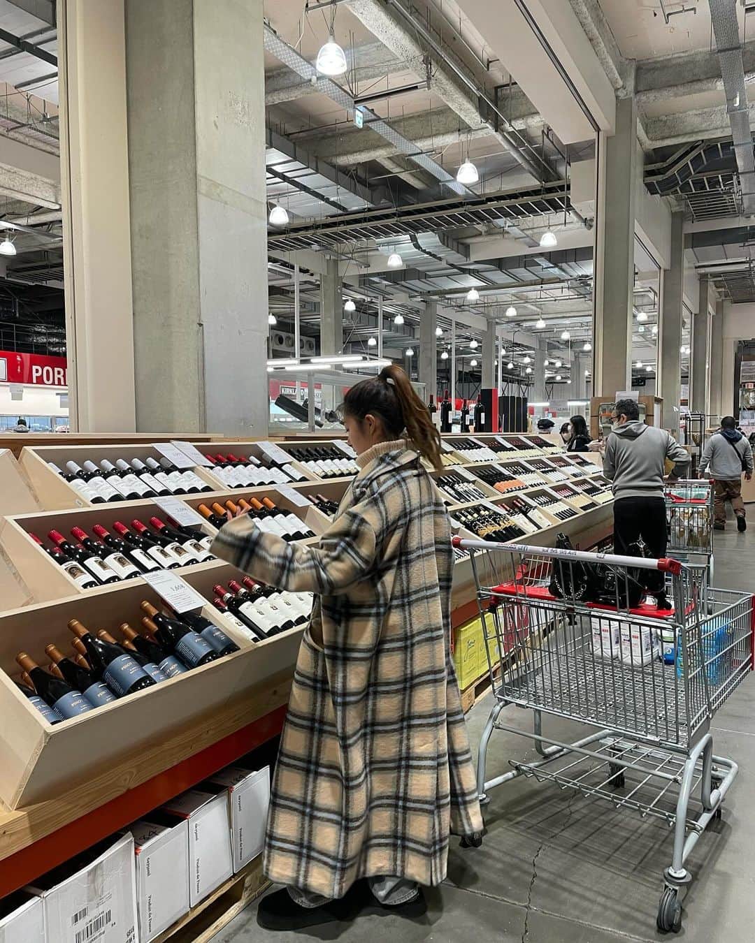 新谷伊沙李のインスタグラム：「年内ラストコストコ🛍️ クリスマスと新年会ようにワイン選びしたけど 種類がありすぎてどれがいいとかわからないので見た目だけで🍷笑  やっと寒くなってきてアウター着れるやん🥹」