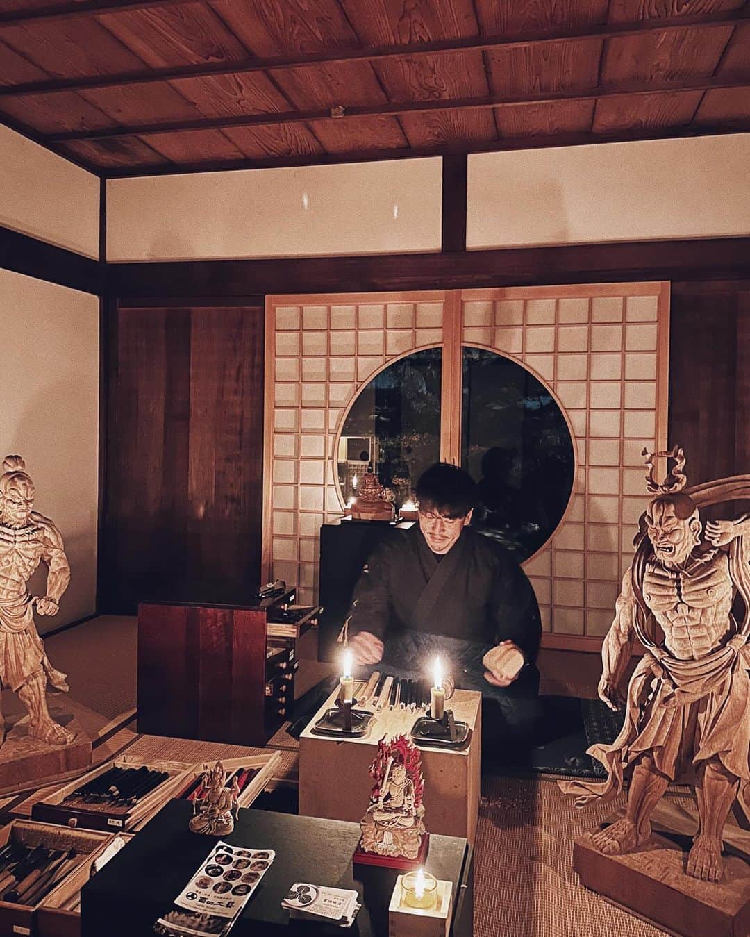 三浦大地さんのインスタグラム写真 - (三浦大地Instagram)「DISCOVERY TEMPLES IN KOMYOIN @komyoin  Produced by @yoshie.816   京都の光明院で11月に行われたイベントが本当に素晴らしかったのでご紹介。  紅葉が始まる夜に和蝋燭の光に包まれた幻想的な光明院で 日本の伝統文化や工芸の職人達が各部屋で作業工程を見せてくれながら技法や素材や歴史を直接聞かせてくれる。  和蝋燭、仏師、京提灯、居合道、茶道、日本画、精進料理、日本舞踊…都会にいるとなかなか身近ではない伝統の物や事は、今の日本にとって大切なスピリットを教えてくれる。  俺が歳をとったからなのか、本当の物事の価値みたいなものを日本の伝統文化に感じる。  もちろん他国の文化も大好きだけれど、日本人としてこんなに誇れる精神性があることは素晴らしい魅力なんだよな。  己を確認するには他が必要。  全ては過程。  そろそろ自国の魅力に惹き込まれる頃なのかな。  俺の我儘で @kojima_shoten さんが急遽特別に作ってくれた四十歳の誕生日を迎える為の家紋の提灯も一生の宝。 だって徹夜で家族で作ってくれて、それを淑恵が誕生日当日に京都から運んでくれたという人情の塊の光なのですから。  人と人を繋いでいくのが伝統なんですよね。  #discoverytemplesinkomyoin #komyoin #kyoto #japan」12月18日 22時19分 - daichi_1127