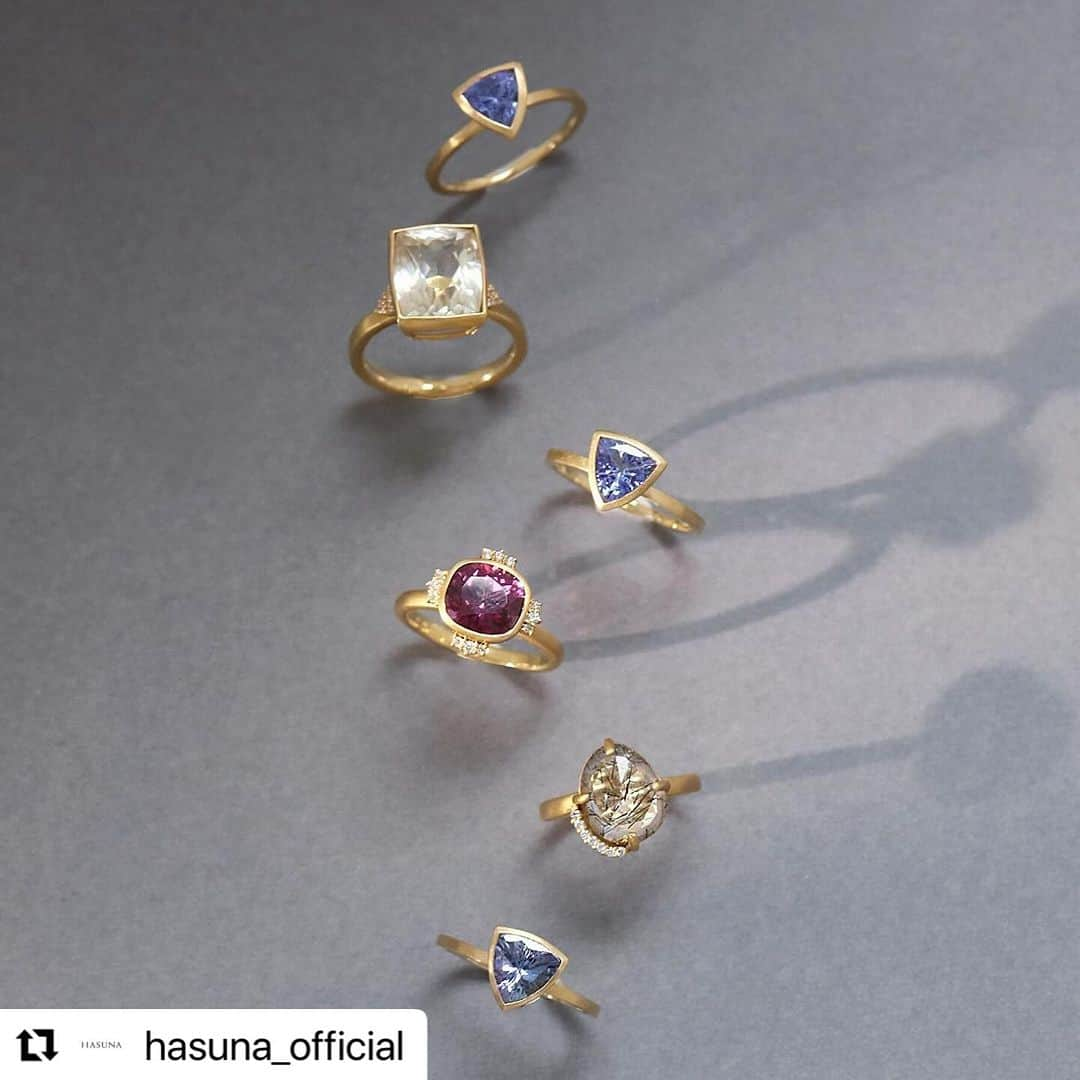 白木夏子さんのインスタグラム写真 - (白木夏子Instagram)「#Repost @hasuna_official with @use.repost ・・・ . 1点でもコーディネートの主役になる、 ボリュームリング。 一年頑張った自分へのご褒美にいかがでしょうか。  . HASUNA Online store  www.hasuna.com . ❄️12月は火曜・水曜も営業いたします！ ❄️12月28日〜1月4日まで年末年始休業 お問い合わせ HASUNA 表参道本店 TEL：03-3409-1847  受付時間：11:00-19:00  . #ethicaljewelry  #美しいものでできている #PERPETUALJEWELRY #HASUNA#ハスナ #エシカル #ジュエリー #アクセサリー #表参道 #OMOTESANDO #japanesejewelry #japanjewelry #goldjewelry #サスティナブル #サステイナブル #サステナブル #sustainable #sdgs #リング #指輪」12月18日 22時21分 - natsukoshiraki