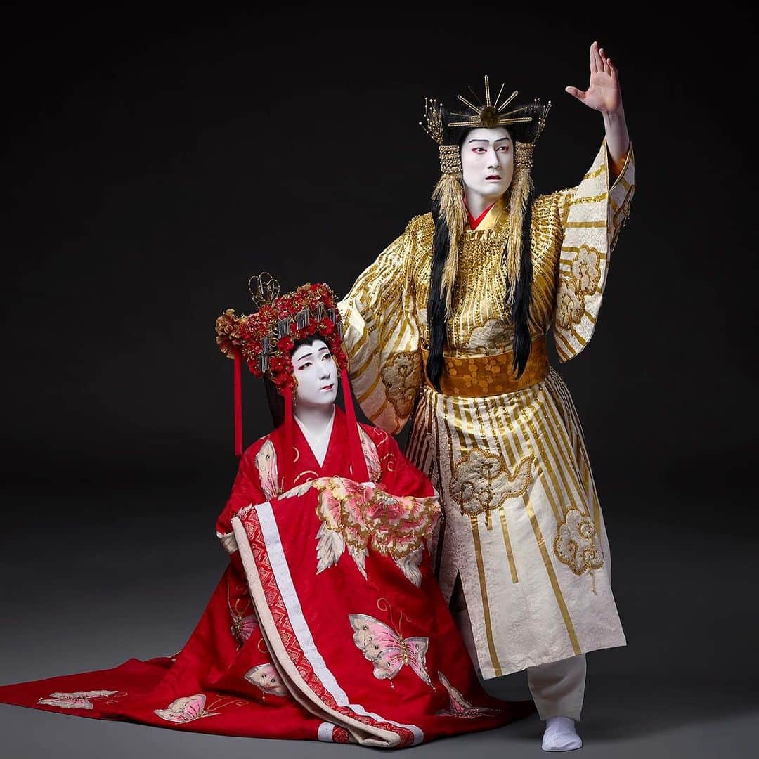 中村米吉のインスタグラム：「🪽ヤマトタケル🪽  来年2.3月に新橋演舞場で上演されるスーパー歌舞伎『ヤマトタケル』の記者会見があり、本日扮装写真が公開になりました✨  親戚の方のみこと様こと隼人さん 若い方のみこと様こと團子くん  お二方ヤマトタケルと弟橘姫のツーショットです☺️  スーパー歌舞伎の第1作であり、今日の歌舞伎に多大なる影響を与えた名作に平成世代の我々が挑みます。  是非ともご覧くださいませ！  ちなみに兄橘姫の写真も撮ってます🤫 乞うご期待！！  #新橋演舞場 #スーパー歌舞伎 #ヤマトタケル #中村隼人 #市川團子 くん #歌舞伎 #kabuki #女形 #中村米吉」