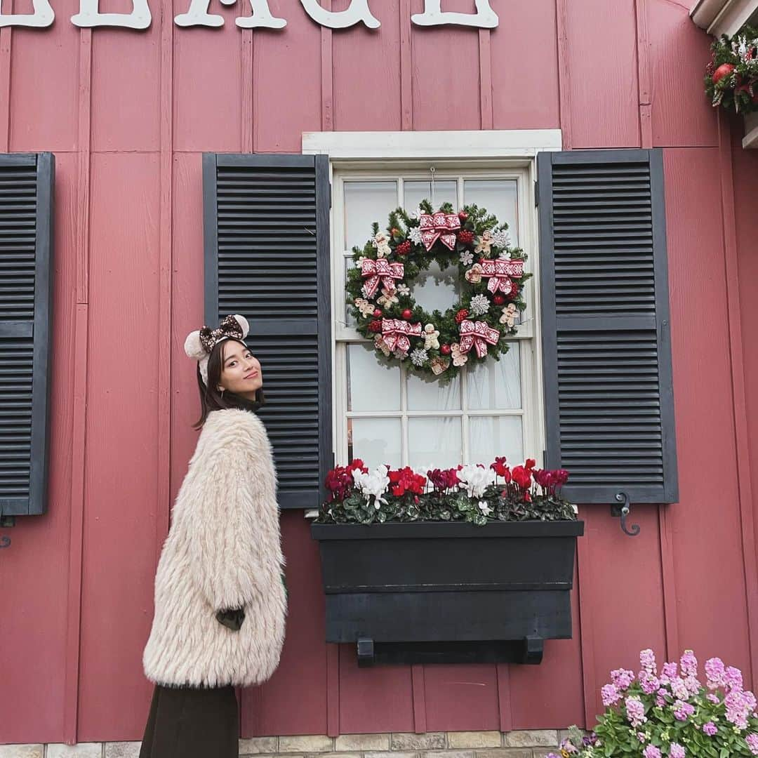 間瀬遥花のインスタグラム：「. 12月楽しんでるわ . . . #tokyodisneysea #tokyodisneyresort #tokyodisney #tds #tdr #disney #disneysea #disneychristmas #christmasdisney #christmas #東京ディズニー #東京ディズニーシー #東京ディズニーリゾート #ディズニーシー #ディズニー #ディズニーコーデ #ディズニーリゾート #ディズニーカチューシャ #ディズニークリスマス #クリスマスディズニー」