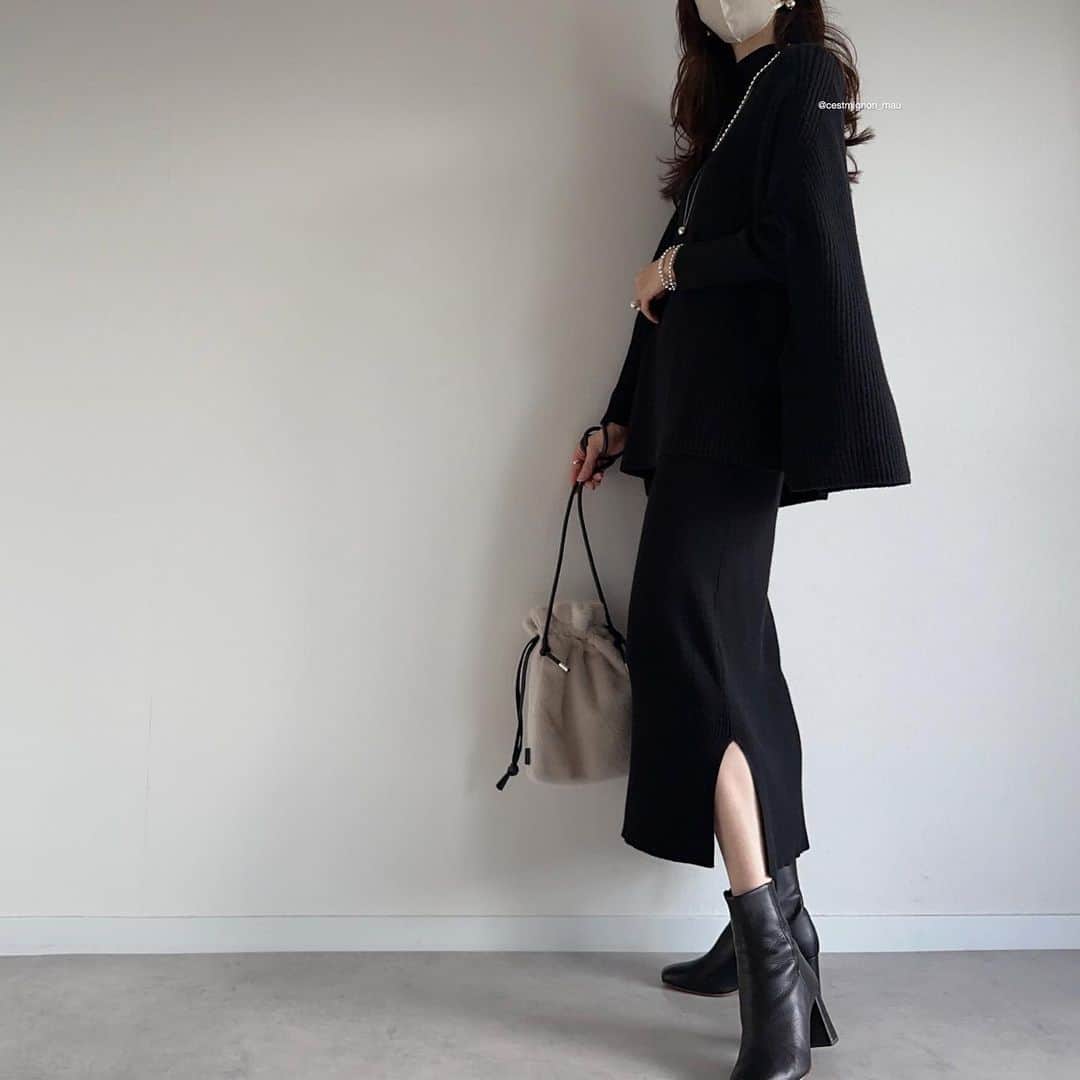 Ces't Mignonさんのインスタグラム写真 - (Ces't MignonInstagram)「シンプルなニットワンピにニットポンチョを重ねて雰囲気チェンジ🥰  ポンチョのシルエットってなんでこんな可愛いのかしら🥹🫶 これはインナー次第でロングシーズン着まわせるやつ🤤💕  dress/vest▶︎ @kobe_lettuce #神戸レタス #[ 岡部あゆみさんコラボ ]選べる3タイプ リブニットロングスリーブワンピース #ポンチョリブニットトップス bag▶ 数年前 shoes▶︎ diana   #高身長コーデ#大人女子#アラサーコーデ#きれいめカジュアル#大人カジュアル#潮流#时尚#ootd#着回しコーデ#着まわしコーデ#骨格ウェーブ#イエベ#プチプラコーデ#プチプラファッション#30代ファッション#モノトーンコーデ#ブラックコーデ#ベストコーデ#ポンチョ#ワンピースコーデ#神戸レタスアンバサダー#レタジョ#重ね着#レイヤード」12月18日 22時46分 - cestmignon_mau
