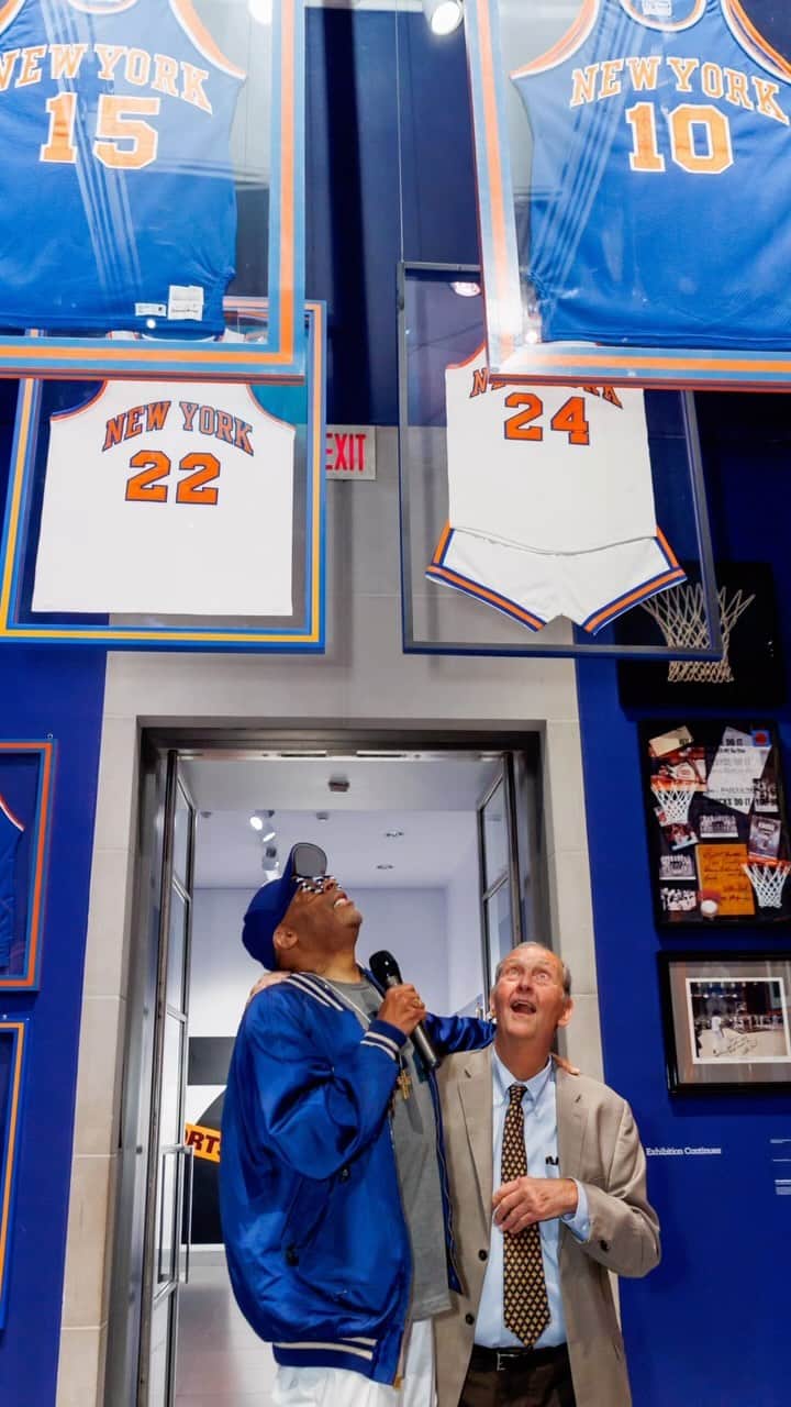 ブルックリン美術館のインスタグラム：「Just 2 days ‘til the Knicks take on the Nets right here in Brooklyn. 🏀  Pre- or post-game, come see the pieces of hoops history that Spike Lee has collected over the years, including game-worn jerseys from many of the greats, championship nets, and signed memorabilia from NBA legends. What else would you expect from the famed sports fan himself?  Plan your visit to Spike Lee: Creative Sources at the link in our bio.  Spike Lee: Creative Sources VIP preview, 10/03/2023. Brooklyn Museum. (Photos: Matthew Carasella Photography)   #SpikeLeeBkM #BrooklynMuseum #SpikeLee @nyknicks @nba」