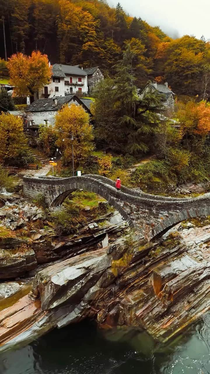 BEAUTIFUL DESTINATIONSのインスタグラム：「Stepping into the centuries-old allure of Ticino, Switzerland, traversing the historic Ponte dei Salti in Lavertezzo, expertly captured by @tom_juenemann! 🇨🇭✨  This ancient stone bridge, dating back to the 17th century, has witnessed tales of travelers, trade, and even served as a strategic military crossing during its storied past. 🌉  📽 @tom_juenemann 📍 Ticino, Switzerland 🎶 Sebastien Van Der Rohe - The Lord Of The Rings」