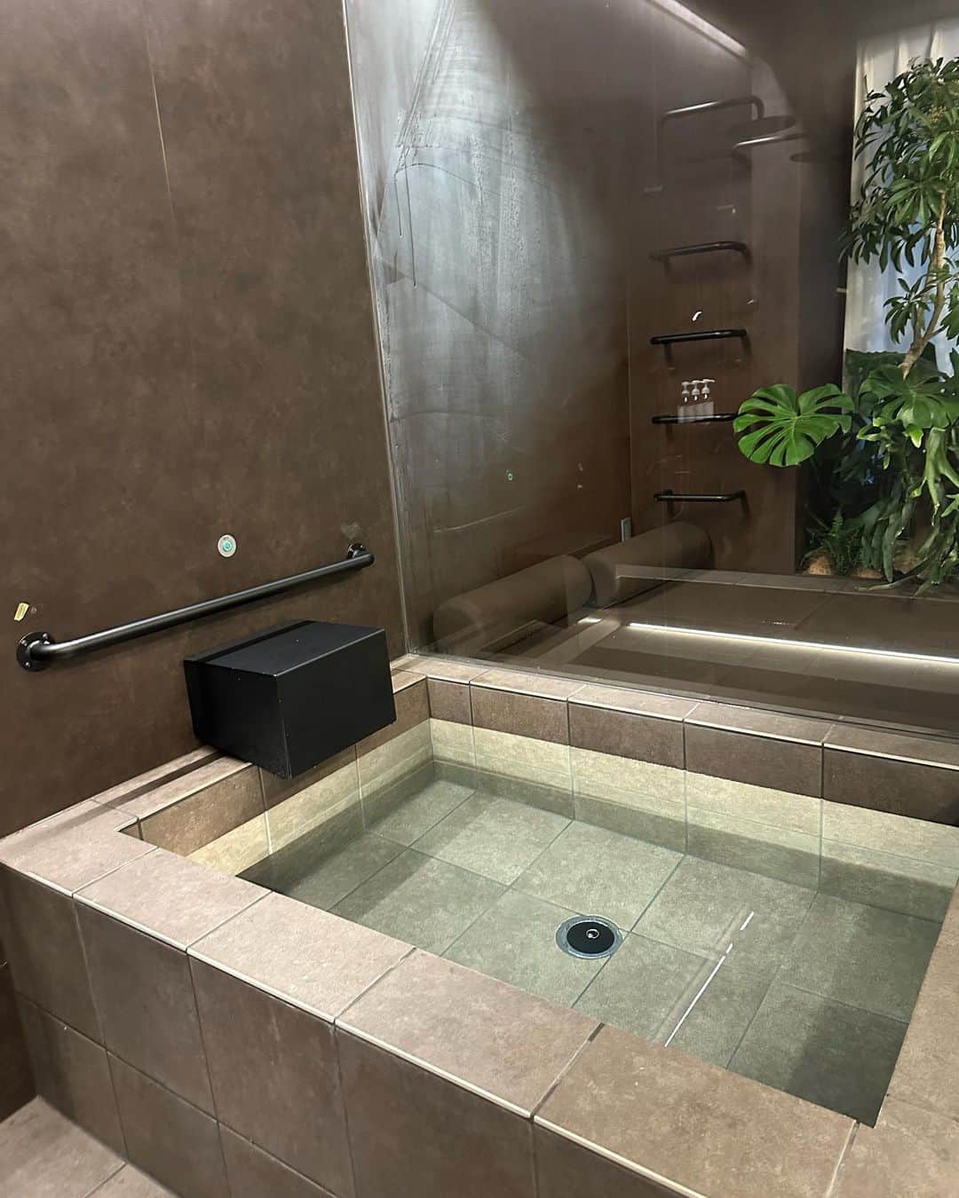 永尾まりやさんのインスタグラム写真 - (永尾まりやInstagram)「@sauna_muchu   ひらりーとじゅんと両国にできたサウナmuchuに行ってきたよ🧖‍♀️  サウナの湿度が高すぎてお肌の潤いMAXでサウナ。 水風呂もボタンを押すと天井からミストがでて外気浴も上にハンモックが🌴  かなーり整いました最高😌」12月18日 23時02分 - mariyagi_san