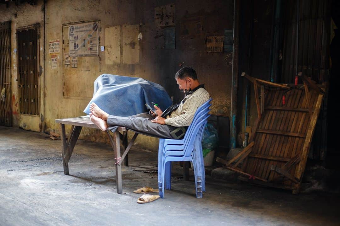 Shunsuke Miyatakeのインスタグラム：「On Reading, Phnom Penh, Cambodia / An homage to @stevemccurryofficial  #PhnomPenhPhotographyCollective」