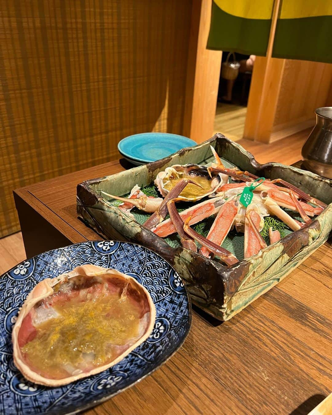 Rionaのインスタグラム：「.  楽しみにしてた夜ご飯🦀🍺  量が多くて毎回最後の〆まで食べれず 毎回悔しい思いしてる。。笑  朝ごはんに出てくる 蟹のお味噌汁も大好き💘  10枚に厳選するの大変でした👉🏼👈🏼  蟹好きさんは 絶対に行って欲しい @sumihei_official 🦀  . #炭兵 #炭兵旅館 #間人温泉炭平 #間人蟹  #家族旅行 #誕生日旅行 #子連れ旅行 #子連れお出かけ」