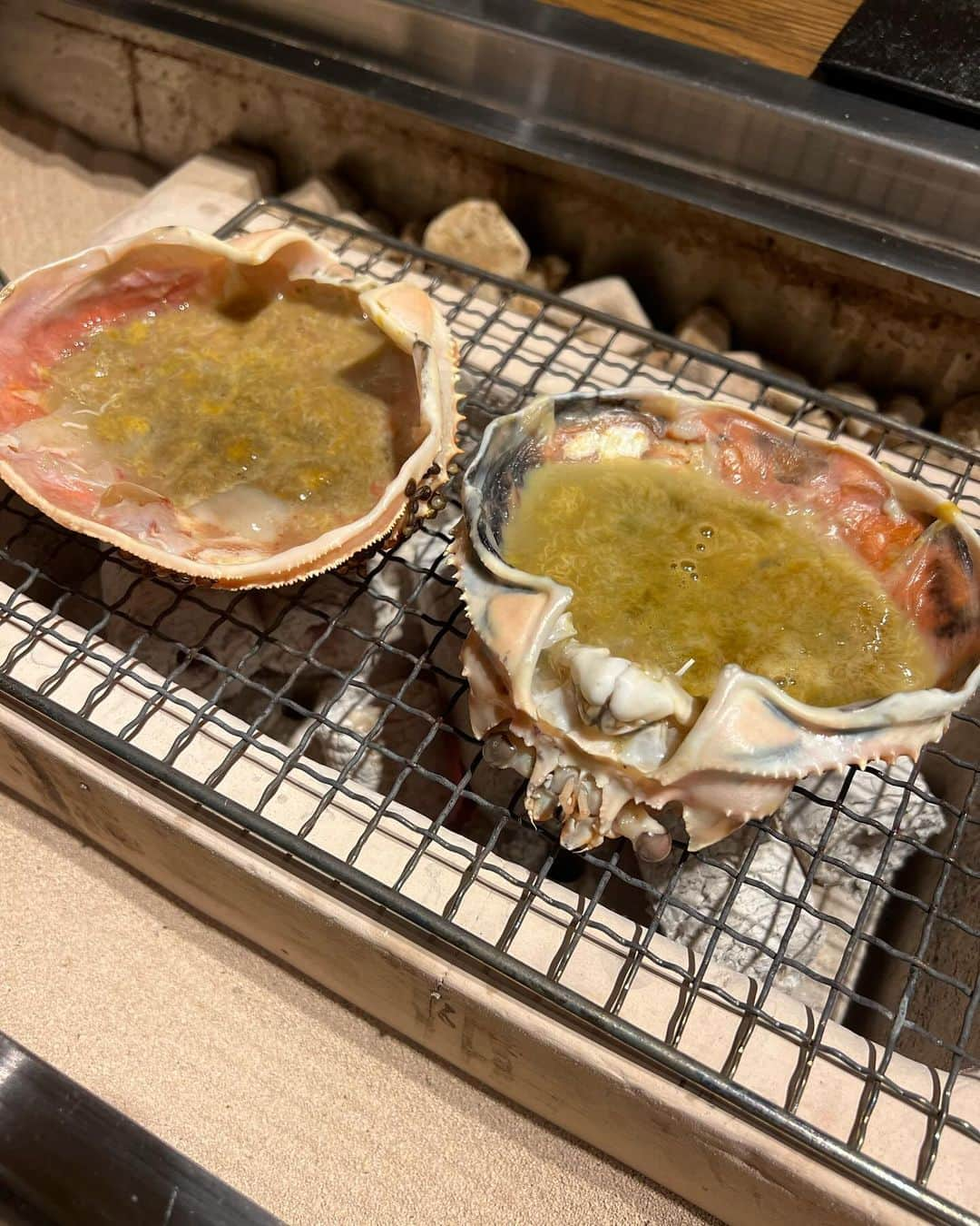 Rionaさんのインスタグラム写真 - (RionaInstagram)「.  楽しみにしてた夜ご飯🦀🍺  量が多くて毎回最後の〆まで食べれず 毎回悔しい思いしてる。。笑  朝ごはんに出てくる 蟹のお味噌汁も大好き💘  10枚に厳選するの大変でした👉🏼👈🏼  蟹好きさんは 絶対に行って欲しい @sumihei_official 🦀  . #炭兵 #炭兵旅館 #間人温泉炭平 #間人蟹  #家族旅行 #誕生日旅行 #子連れ旅行 #子連れお出かけ」12月4日 15時43分 - riiioona