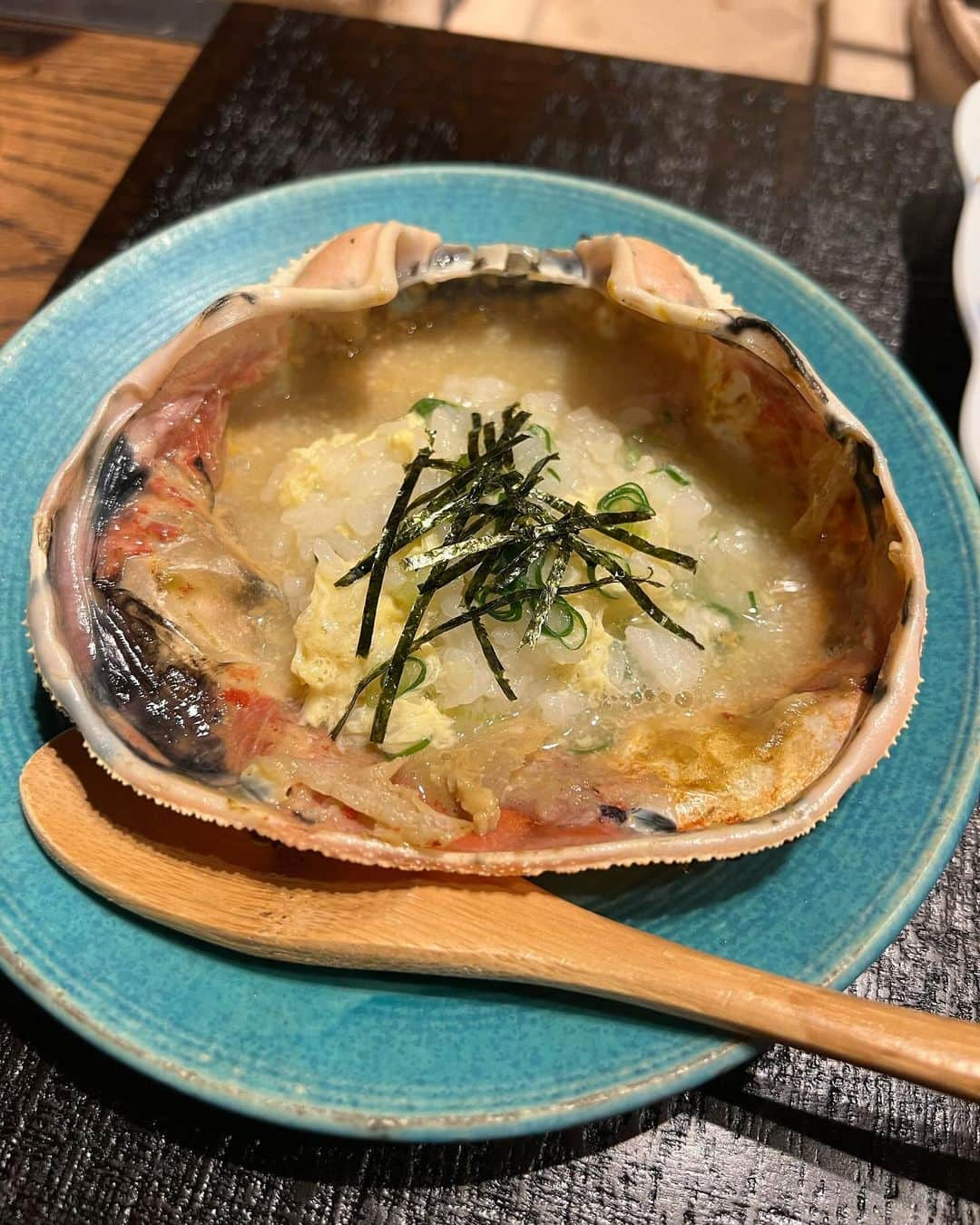 Rionaさんのインスタグラム写真 - (RionaInstagram)「.  楽しみにしてた夜ご飯🦀🍺  量が多くて毎回最後の〆まで食べれず 毎回悔しい思いしてる。。笑  朝ごはんに出てくる 蟹のお味噌汁も大好き💘  10枚に厳選するの大変でした👉🏼👈🏼  蟹好きさんは 絶対に行って欲しい @sumihei_official 🦀  . #炭兵 #炭兵旅館 #間人温泉炭平 #間人蟹  #家族旅行 #誕生日旅行 #子連れ旅行 #子連れお出かけ」12月4日 15時43分 - riiioona