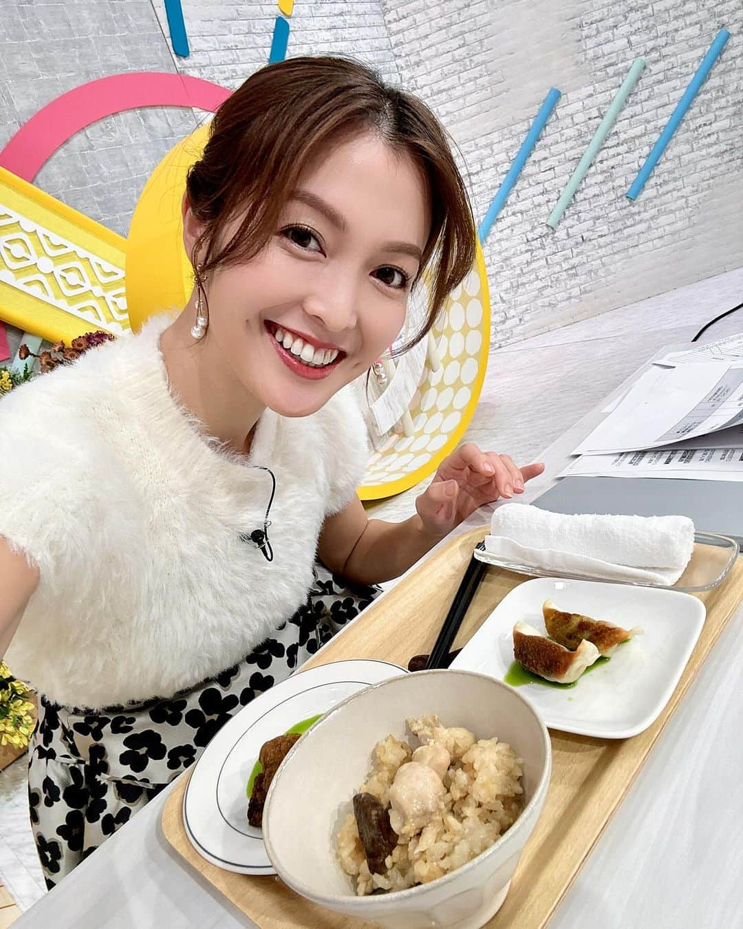 福田典子のインスタグラム：「#よじごじDays で出てきた試食を ひとまとめにして 私もあとで頂いていることが ほとんどです🤭✨  だいたいランチを食べずに 生放送を迎えているので おなかぺこぺこな私には とても助かる間食です🍚  「よく食べるよねぇ！」と 薬丸さんに言われますが(笑) 薬丸さんがいつも 「福田さんの定食だ！」 と言ってくださるので、 ハッシュタグ #よじごじ福田定食 ってつけておこうかな🤣✨  今日は、野菜のプロが食べる 農家の食卓を大調査です！ お楽しみに！  tops #amloire skirt #OBLI」