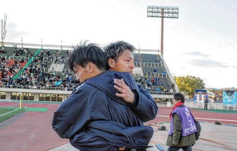 永井建成さんのインスタグラム写真 - (永井建成Instagram)「【J3第27節】 vs FC今治 1-3負け ・ ・ 【J3第28節】 vs 愛媛FC 1-2負け ・ ・ 12月2日で今年のシーズンが終了しました。 長いようであっという間のとても充実した1年間でした。このメンバーでサッカーができたことはとても幸せでいい思い出です。 このチームから退団する選手、引退する選手。出会いがあれば別れもあります。 それでもやっぱり寂しい気持ちはあります。共に戦ってきて、共に喜び合い、時には言い合いもしてぶつかり合ったりしてきた仲間ですから。僕はこのチームを誇りに思ってます！ ホンマにこのチームは最高のチームでした！ 1年間お疲れ様でした！ ・ ・ ファン、サポーターの皆様も1年間熱い応援ありがとうございました。 皆さんの応援があったからここまでこれました 感謝してます！ ありがとうございました！ ・ ・ #j3 #j3リーグ #最終戦 #1年間ありがとう #最高のチームメイト #お疲れ様でした」12月4日 14時14分 - tatsu7729