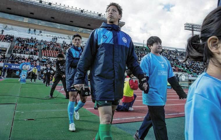 永井建成のインスタグラム：「【J3第27節】 vs FC今治 1-3負け ・ ・ 【J3第28節】 vs 愛媛FC 1-2負け ・ ・ 12月2日で今年のシーズンが終了しました。 長いようであっという間のとても充実した1年間でした。このメンバーでサッカーができたことはとても幸せでいい思い出です。 このチームから退団する選手、引退する選手。出会いがあれば別れもあります。 それでもやっぱり寂しい気持ちはあります。共に戦ってきて、共に喜び合い、時には言い合いもしてぶつかり合ったりしてきた仲間ですから。僕はこのチームを誇りに思ってます！ ホンマにこのチームは最高のチームでした！ 1年間お疲れ様でした！ ・ ・ ファン、サポーターの皆様も1年間熱い応援ありがとうございました。 皆さんの応援があったからここまでこれました 感謝してます！ ありがとうございました！ ・ ・ #j3 #j3リーグ #最終戦 #1年間ありがとう #最高のチームメイト #お疲れ様でした」