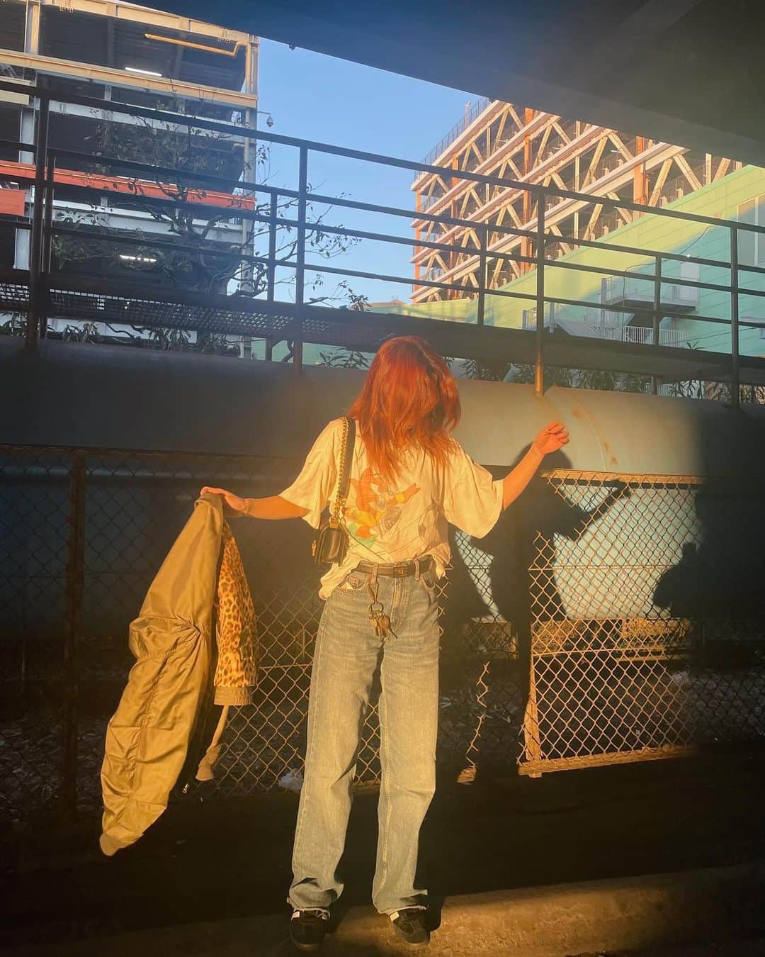 斉藤夏海のインスタグラム：「週一の大事なお休みはだいたい人混みで頭痛😌👏 このTシャツトムジェリがサッカーしてる⚽️🐀🐈 @electricland_tokyo さんが着てたのそのまま売ってもらった😹強奪😹🔦」