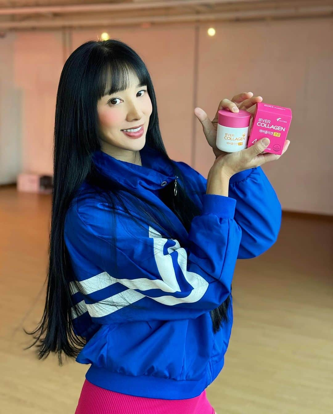 Areum Jungのインスタグラム：「W2 Nutrition feat.Ever Collagen 💕  11월의 W2뉴트리션은 에버콜라겐과  함께 했습니다💕 최근 갓혜수님이 모델이 되셔서 더욱 먹고픈!! 😃 운동도 음식도 영양도 스마트하게 챙겨서 찐으로 멋진 언니 오빠로 삽시다 ☀️  8주 W2 다이어트 프로그램도 오픈했어요 💕  #웨잇투 #안티에이징 #에버콜라겐 #김혜수 #diet #workout #운동 #노화방지 #영양제 #nutrition #뉴트리션 #w2」