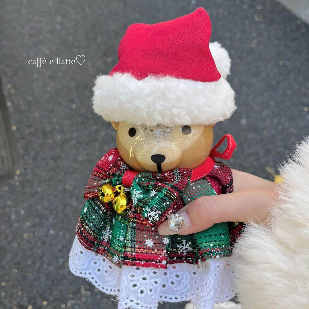 夏井さらのインスタグラム：「🧸🎀🤍  クリスマスのクマボトルが可愛すぎた…（ ｉ _ ｉ ）♡ @anakuma.cafe   くまさんおててにぎにぎしてくれて、たくさんお話もしてくれたの天才🥹🪄  . . .  #フレンチガーリー #anakumacafe #アナクマカフェ #原宿カフェ #原宿スイーツ #原宿グルメ PR」